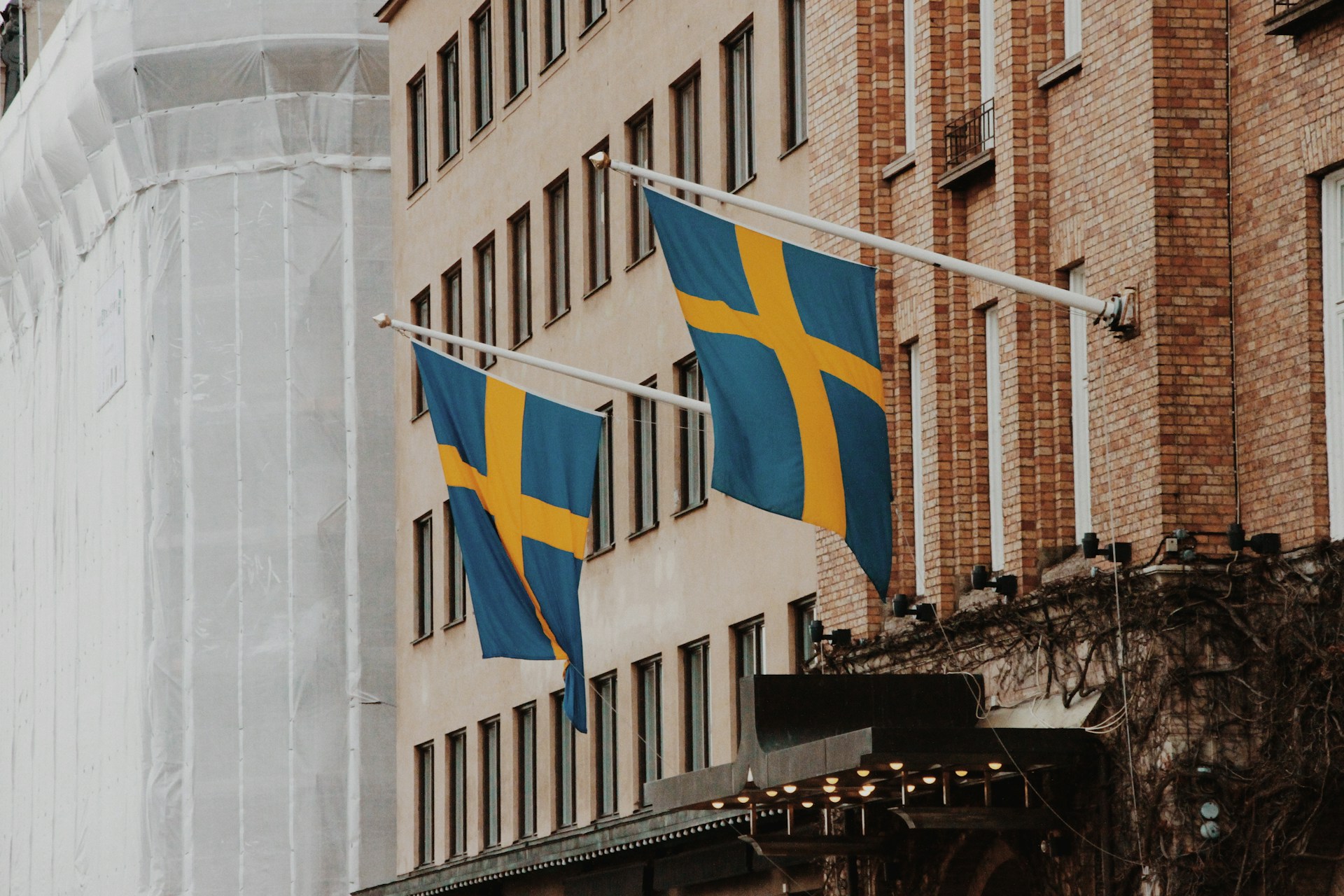 Schwedisches Behördengebäude mit schwedischer Flagge - Personnummer beantragen in Schweden