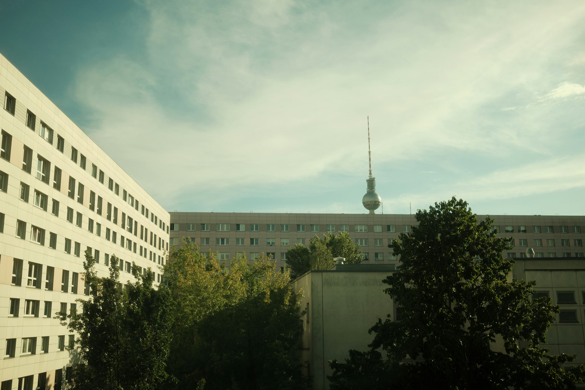 Bildungsurlaub Schwedisch in Berlin: Blick über Häuserblocks auf den Fernsehturm