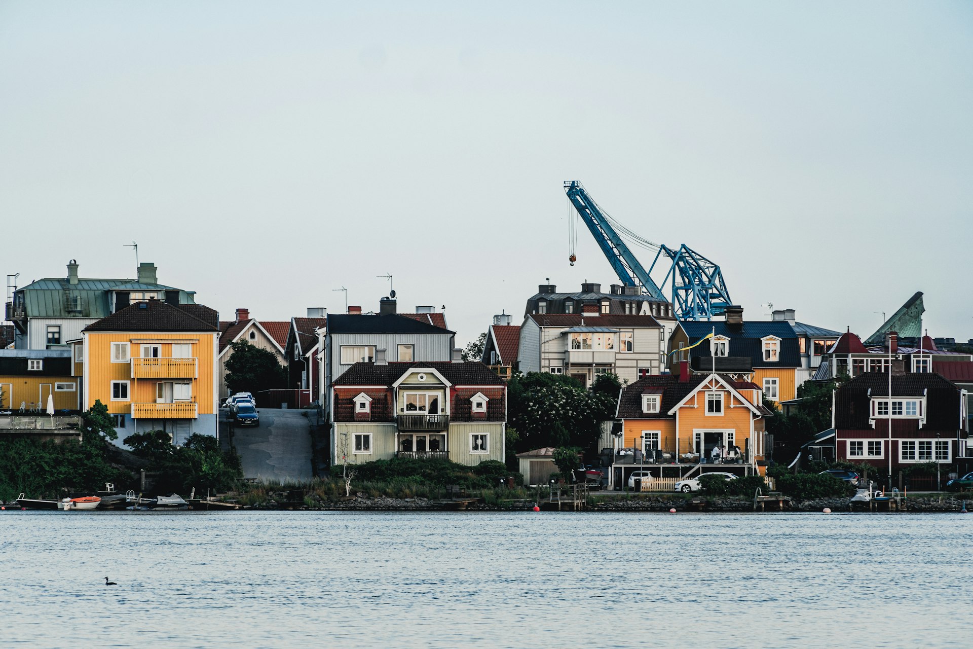 Bunte Holzhäuser am Wasser in Karlskrona, Ziel für einen Urlaub in Blekinge
