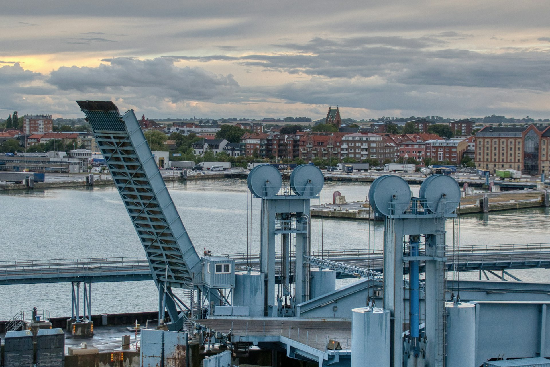 Fähre nach Schweden: Blick vom Schiff auf Fähranleger und Stadt im Hafen Trelleborg