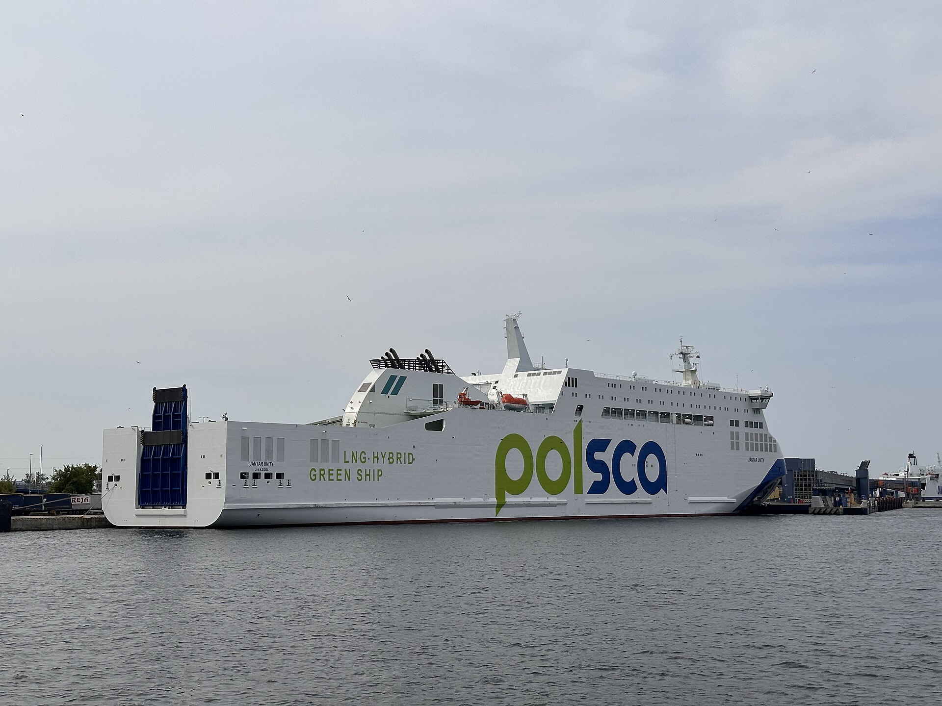 Fähre Swinemünde Trelleborg und Ystad: die Jantar Unity von POLSCA am Kai in Świnoujście