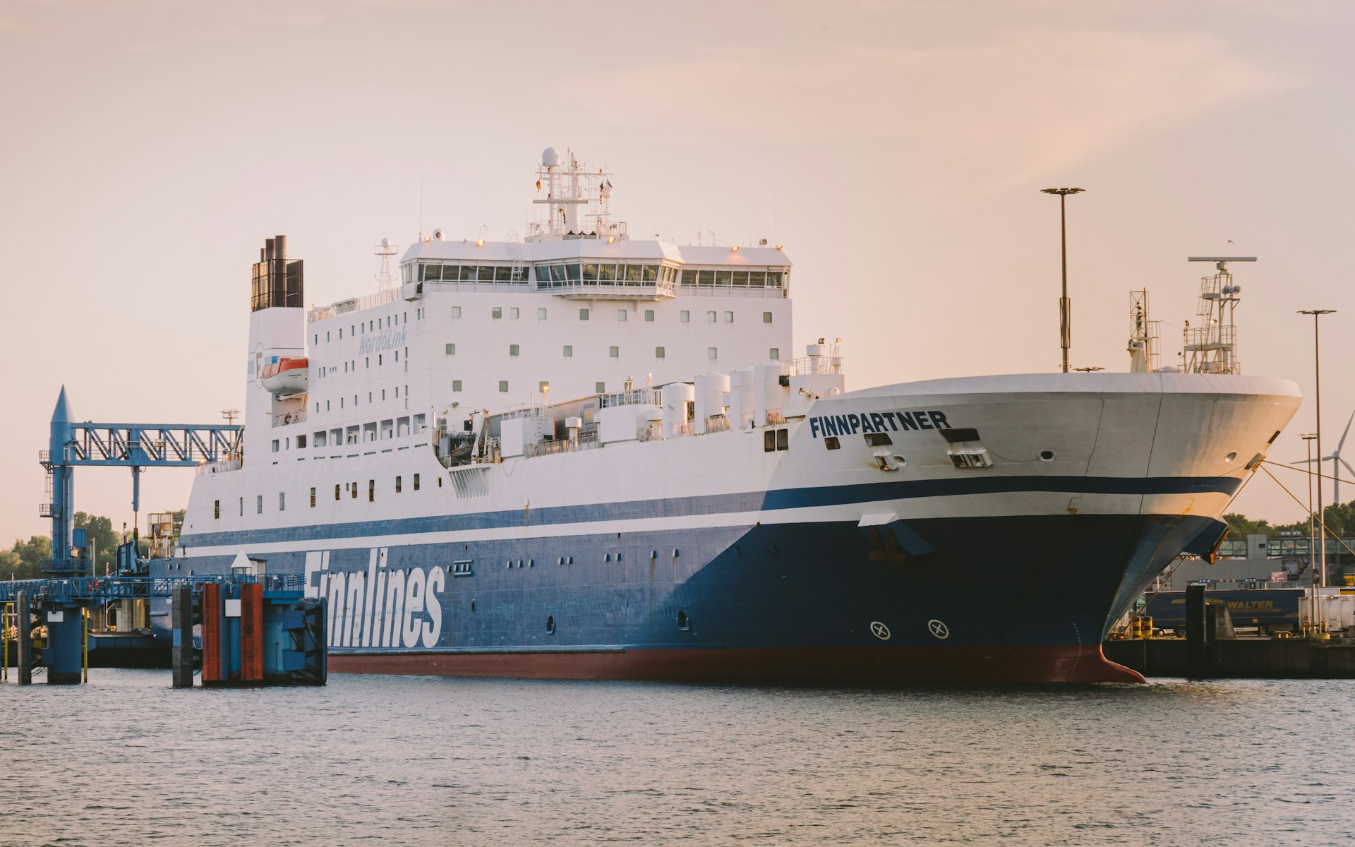 Fähre Finnpartner von Finnlines, die zwischen Travemünde und Malmö fährt, am Anleger