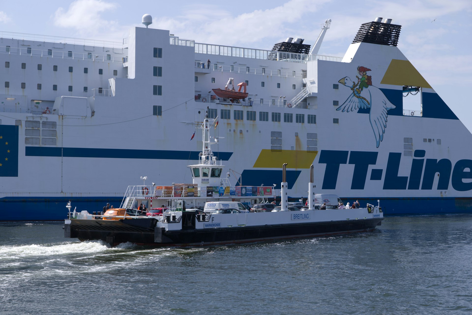 Fähre von TT Line nach Trelleborg im Hafen, davor eine kleine Autofähre
