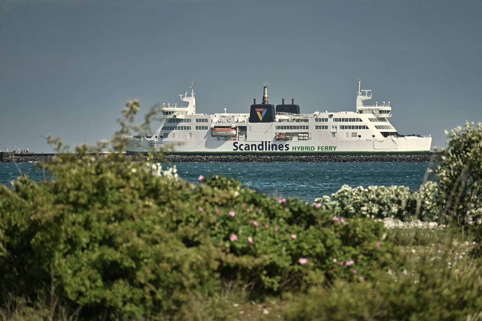 Scandlines-Fähre vor Puttgarden auf Fehmarn, Startpunkt der Fähre nach Rødby und künftig des Fehmarnbelttunnels