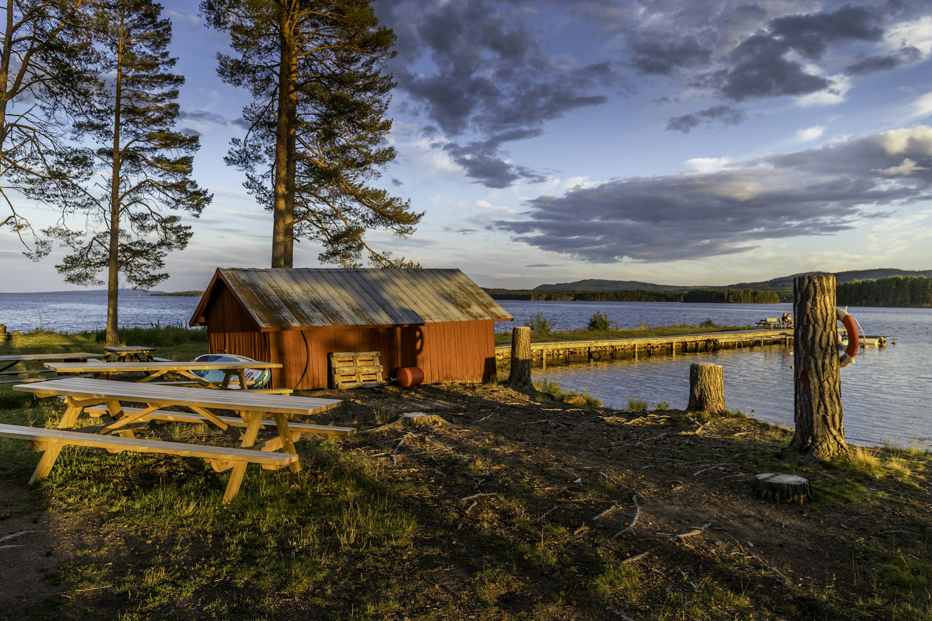 Rotes Bootshaus mit Steg an einem See bei Mora, Ferienhaus-Idylle in Schweden am See