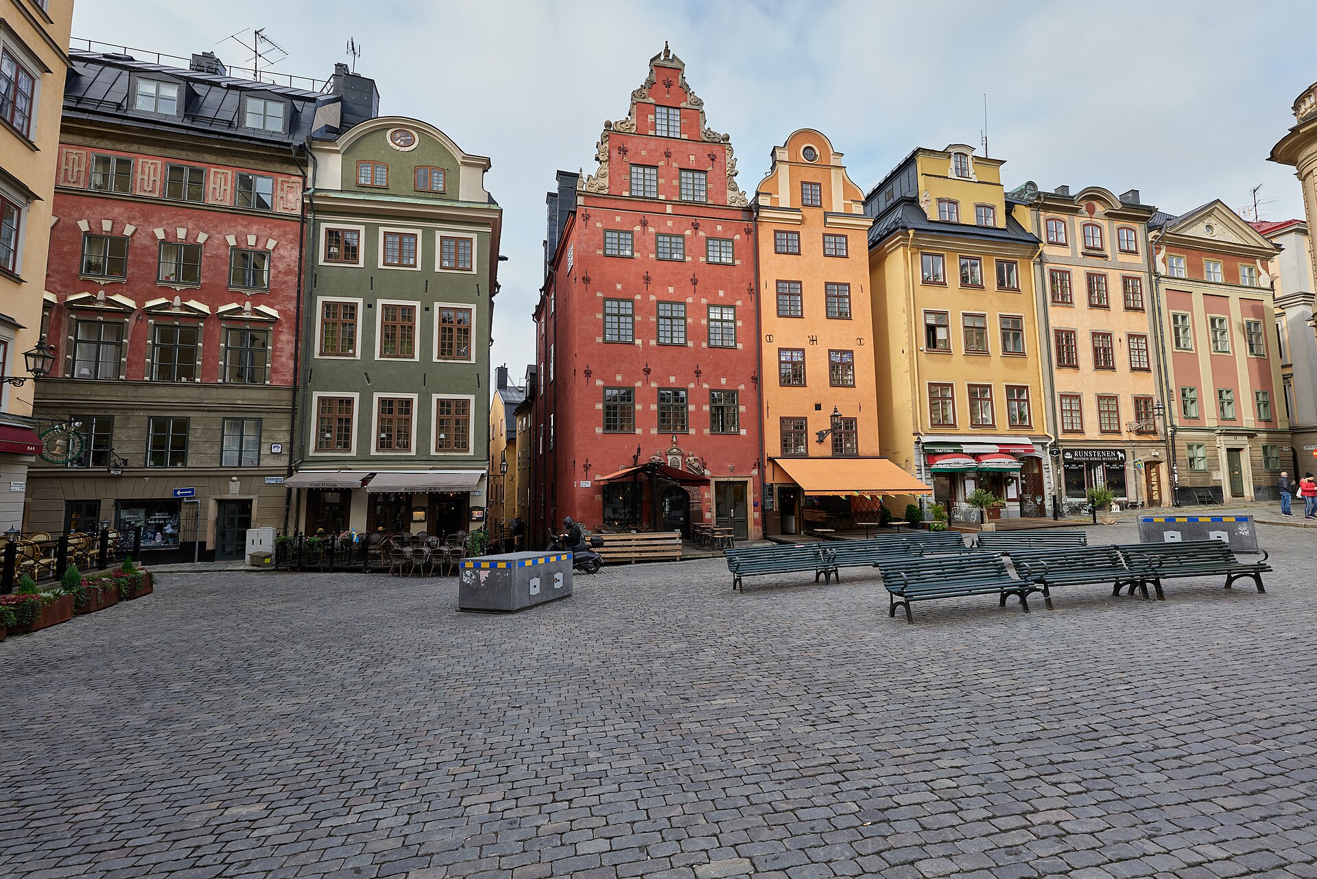 Gamla Stan in Stockholm: der Stortorget mit dem roten Treppengiebelhaus Schantzska huset und bunten Bürgerhäusern am Morgen