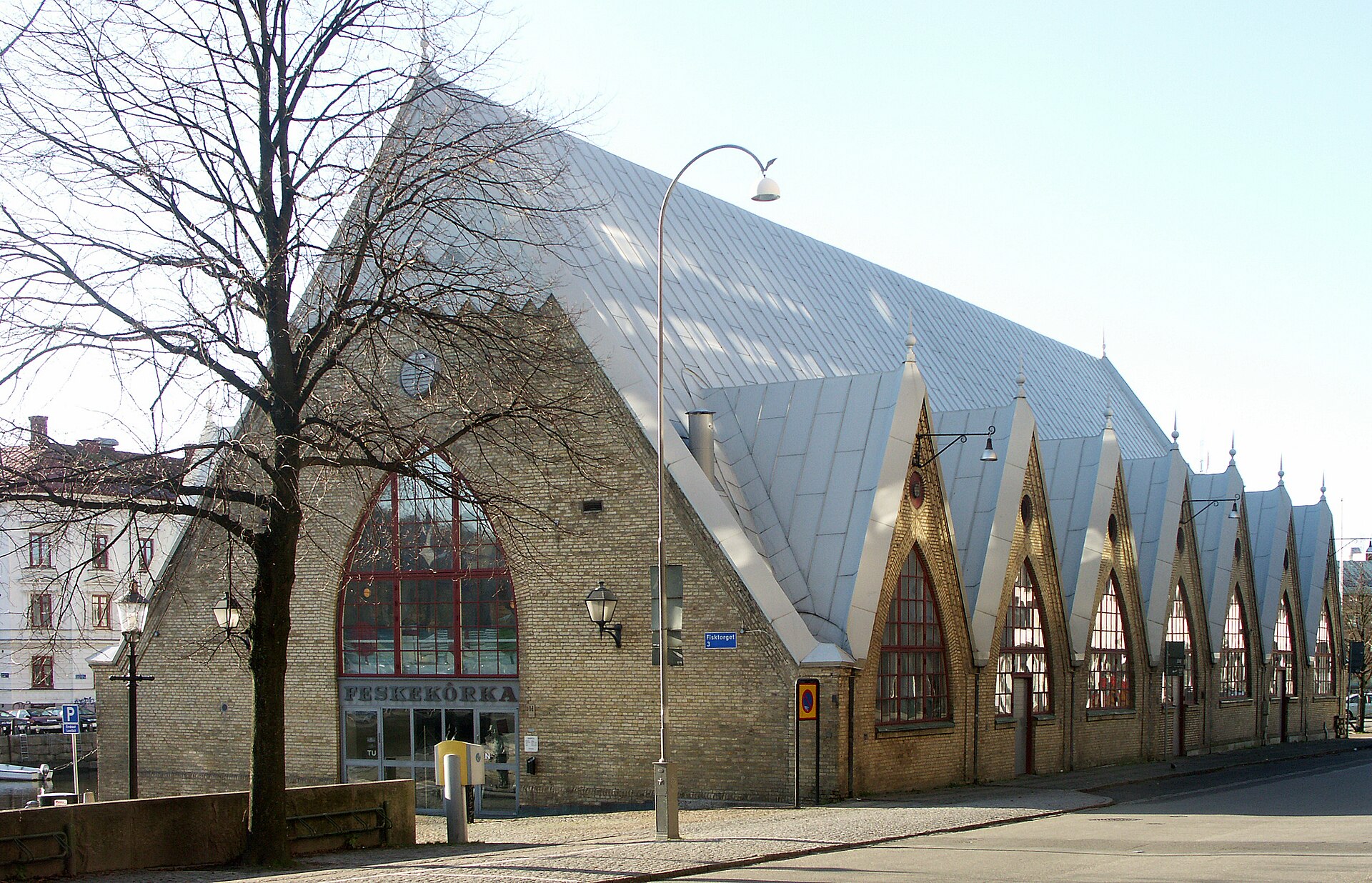 Göteborg Sehenswürdigkeiten: die Fischhalle Feskekörka mit kirchenähnlichen Spitzbogenfenstern