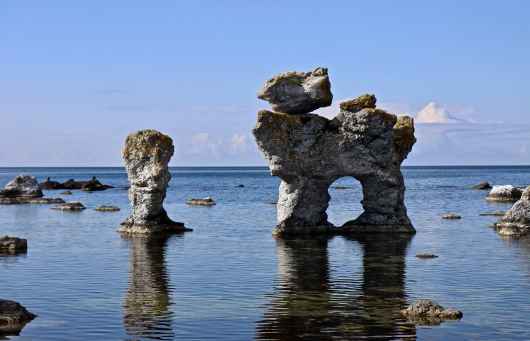 Raukar aus Kalkstein an der Küste von Fårö auf Gotland