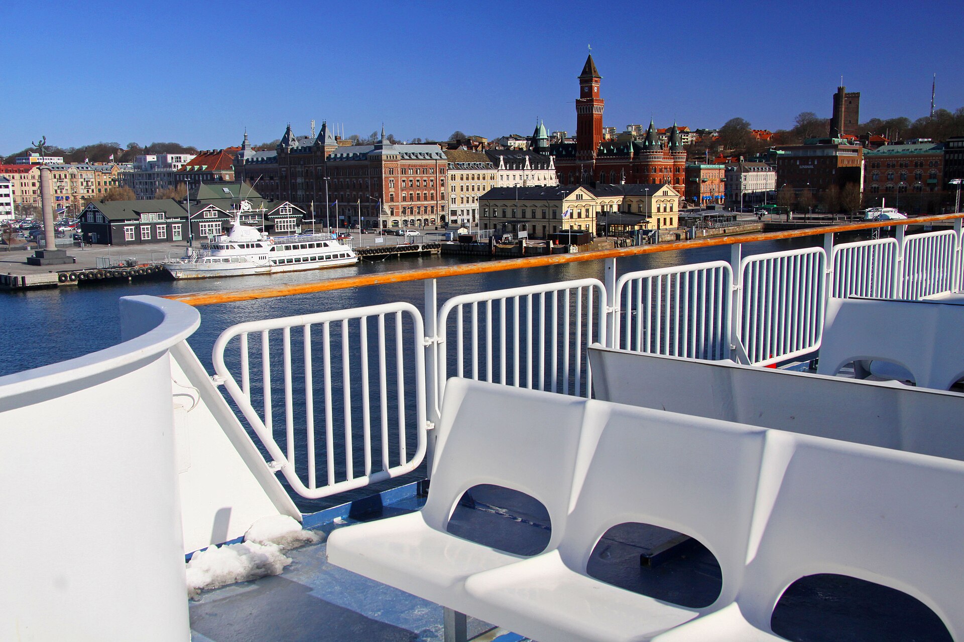 Helsingborg vom Fährdeck aus gesehen: Hafen mit dem Rathausturm und dem mittelalterlichen Turm Kärnan auf der Landborgen