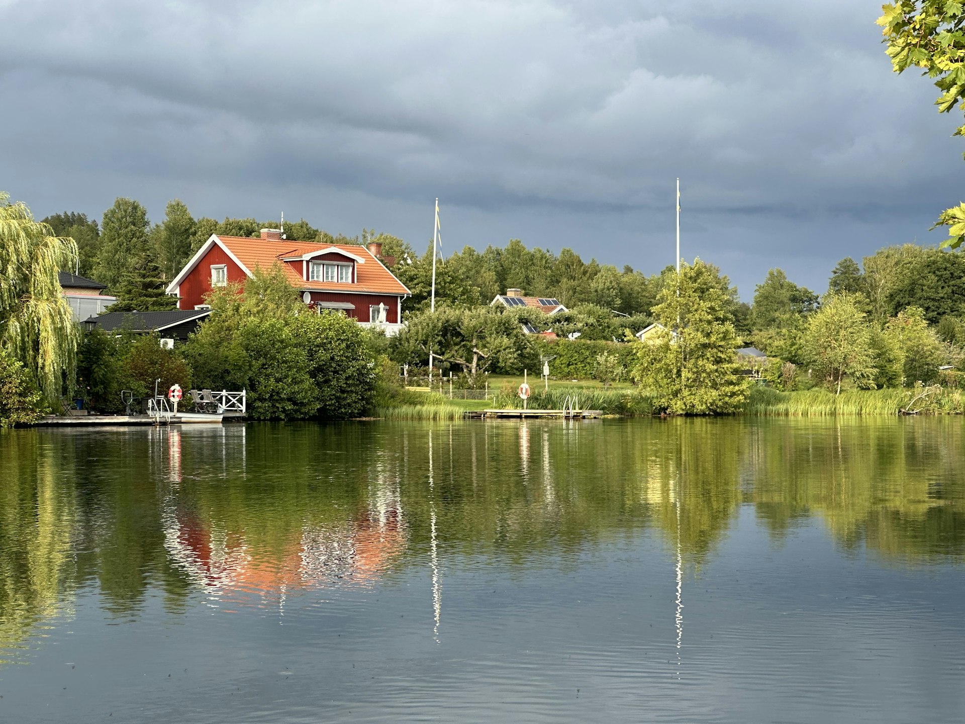 Rotes Holzhaus am See in Schweden, wie man es bei der Suche auf Hemnet findet