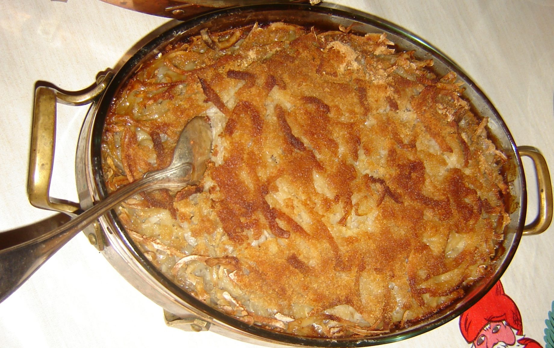 Janssons frestelse: goldbraun gebackener Kartoffelgratin mit ansjovis in einer ovalen Auflaufform