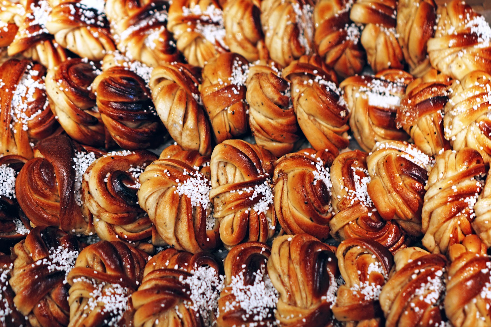 Kanelbullar mit Perlzucker, geknotete schwedische Zimtschnecken am Kanelbullens dag