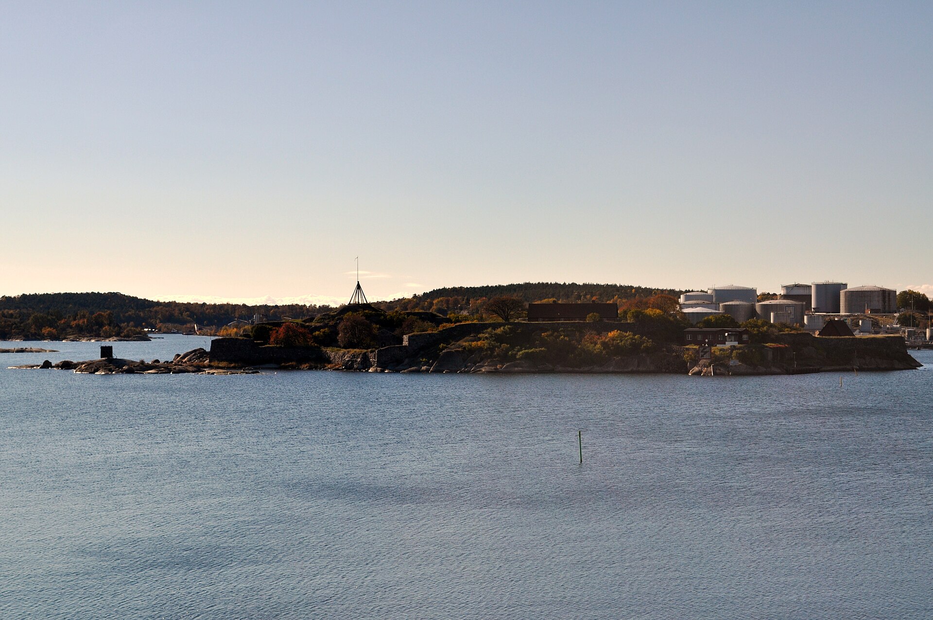 Karlshamn: das Kastellet auf der Insel Frisholmen in der Hafeneinfahrt, von der Insel Boön aus gesehen im Herbstlicht