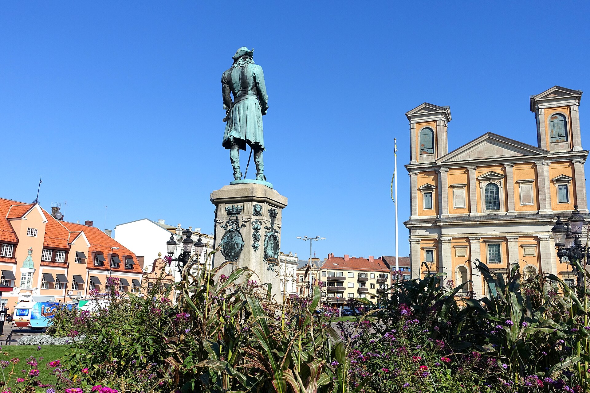Karlskrona Sehenswürdigkeiten: Stortorget mit der Statue von Karl XI. und der Fredrikskyrkan