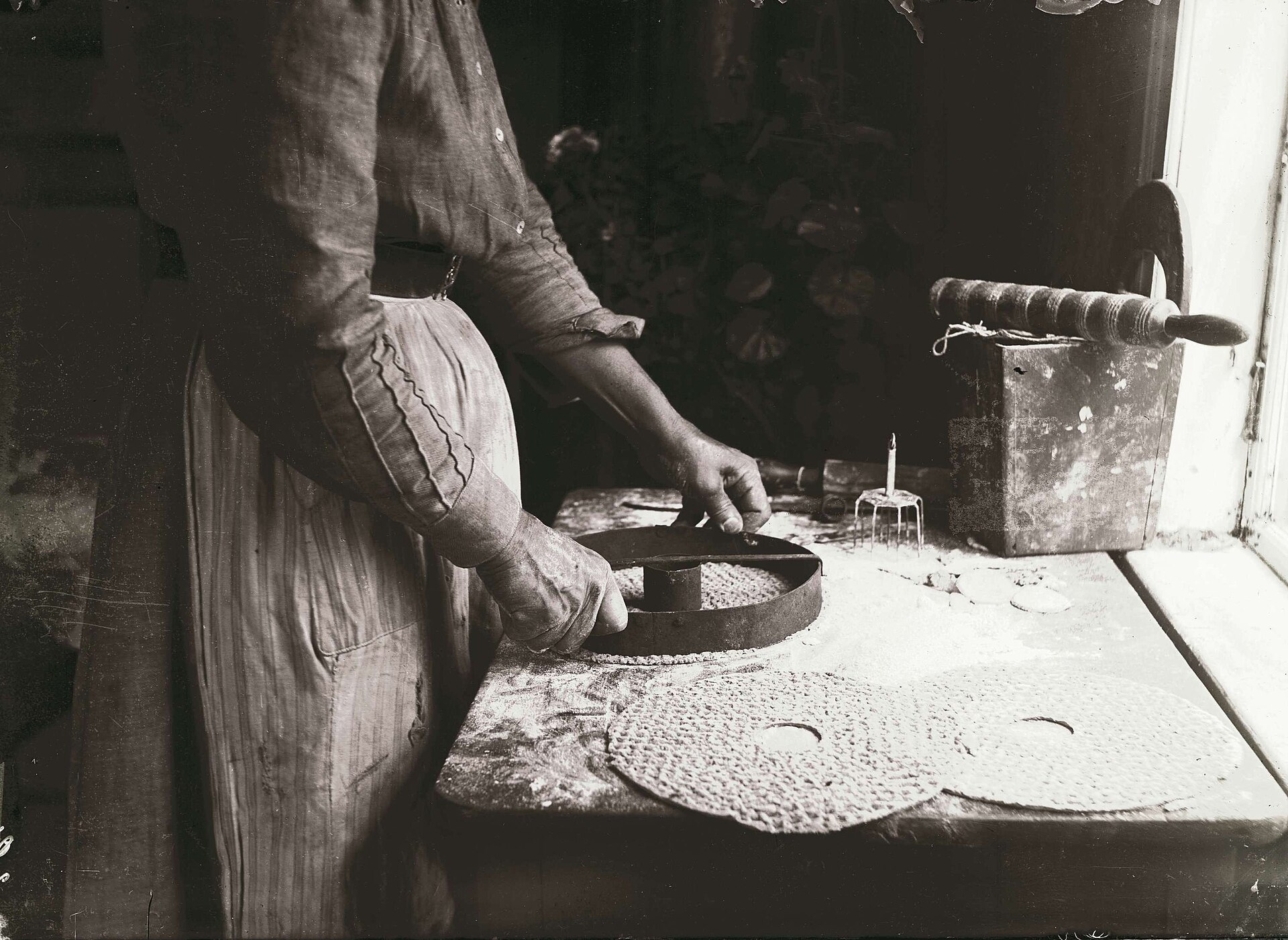 Knäckebrot Rezept aus Schweden: runde Knäckebrot-Fladen mit Loch in der Mitte, historisches Foto aus Värmland 1911