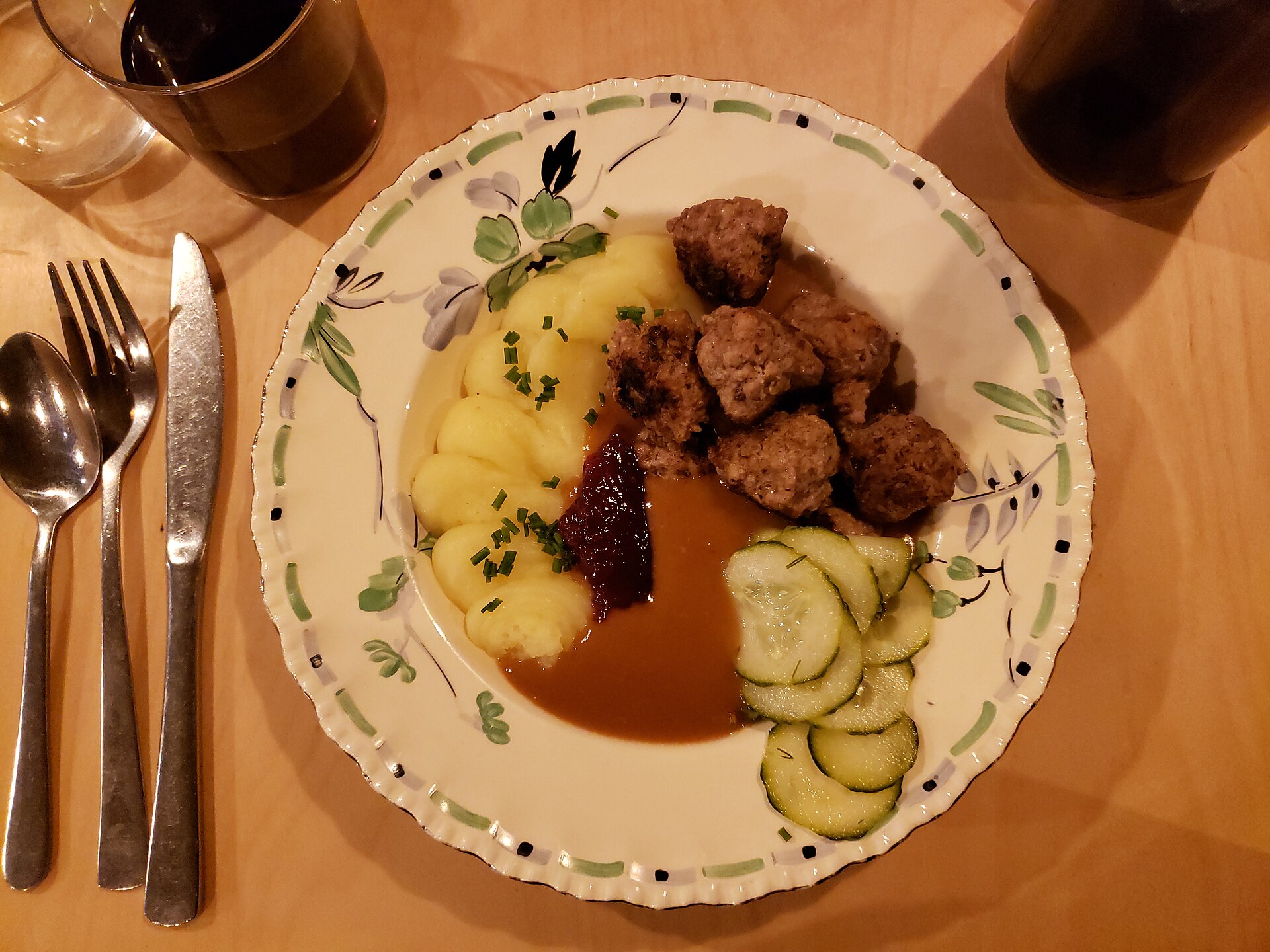 Köttbullar Rezept: schwedische Fleischbällchen mit Kartoffelpüree, Rahmsoße, Preiselbeeren und Pressgurka auf einem Teller