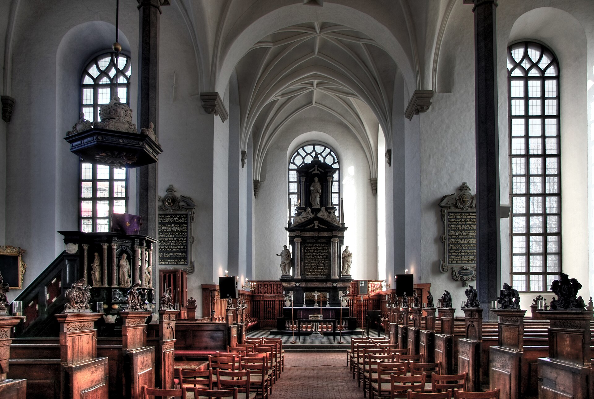 Kristianstad: Innenraum der Heliga Trefaldighets kyrka mit Kanzel, Altar und hohen Fenstern