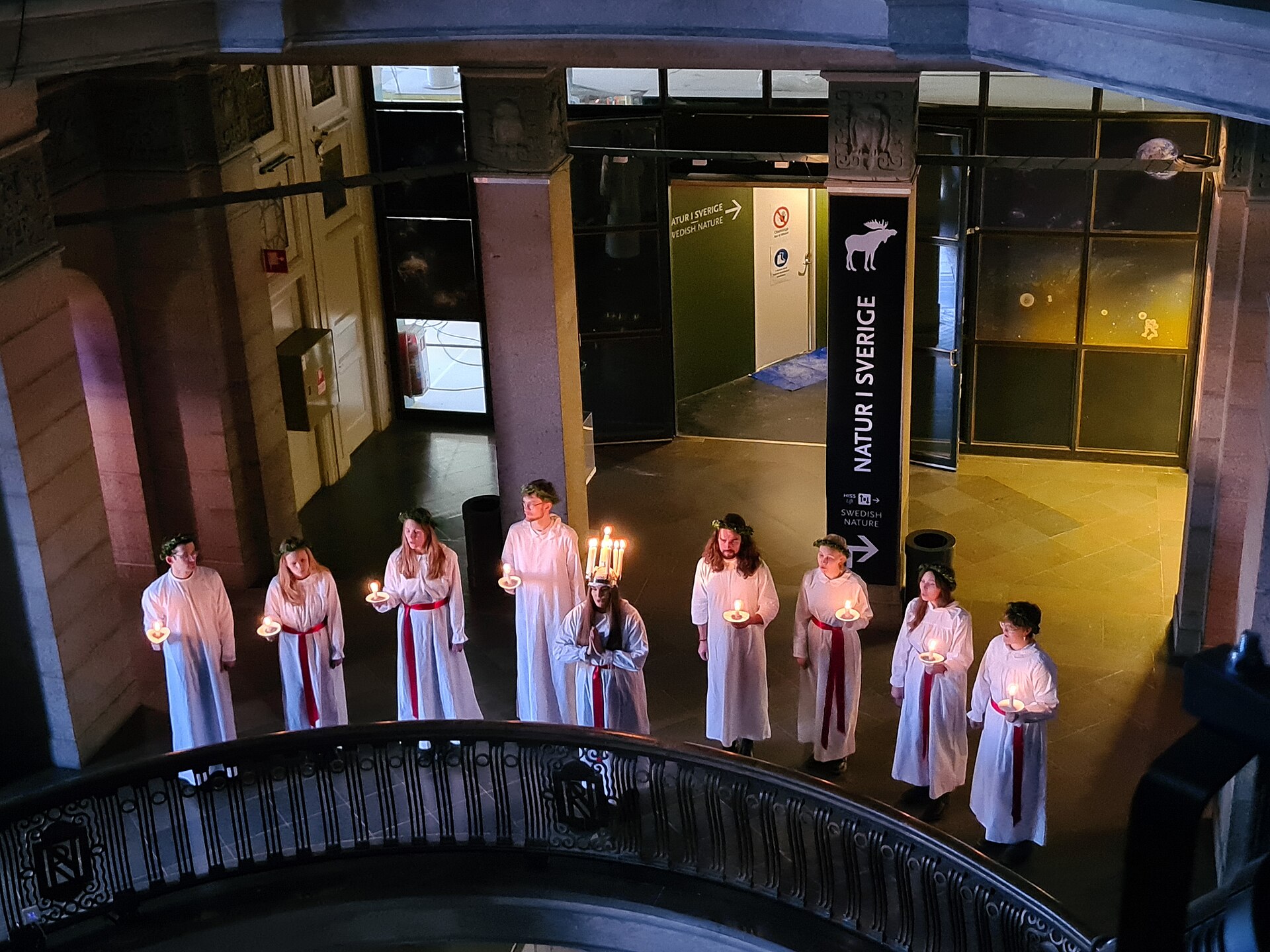 Lucia in Schweden: Luciazug mit Kerzenkrone im Naturhistoriska riksmuseet in Stockholm
