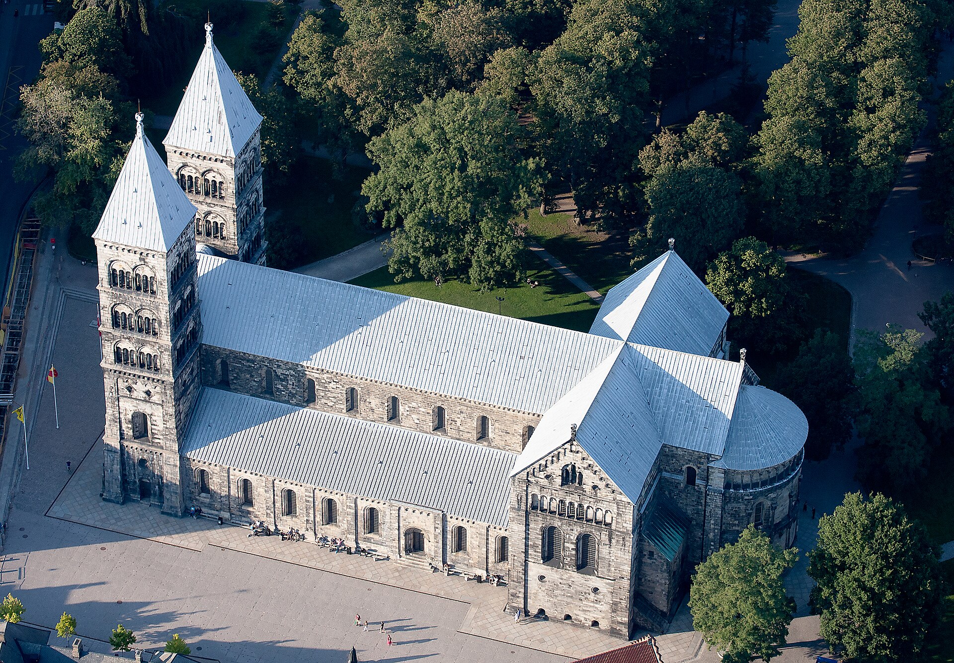 Lund in Schweden: der romanische Dom Lunds domkyrka mit seinen zwei Westtürmen aus der Luft, dahinter die Bäume des Parks Lundagård