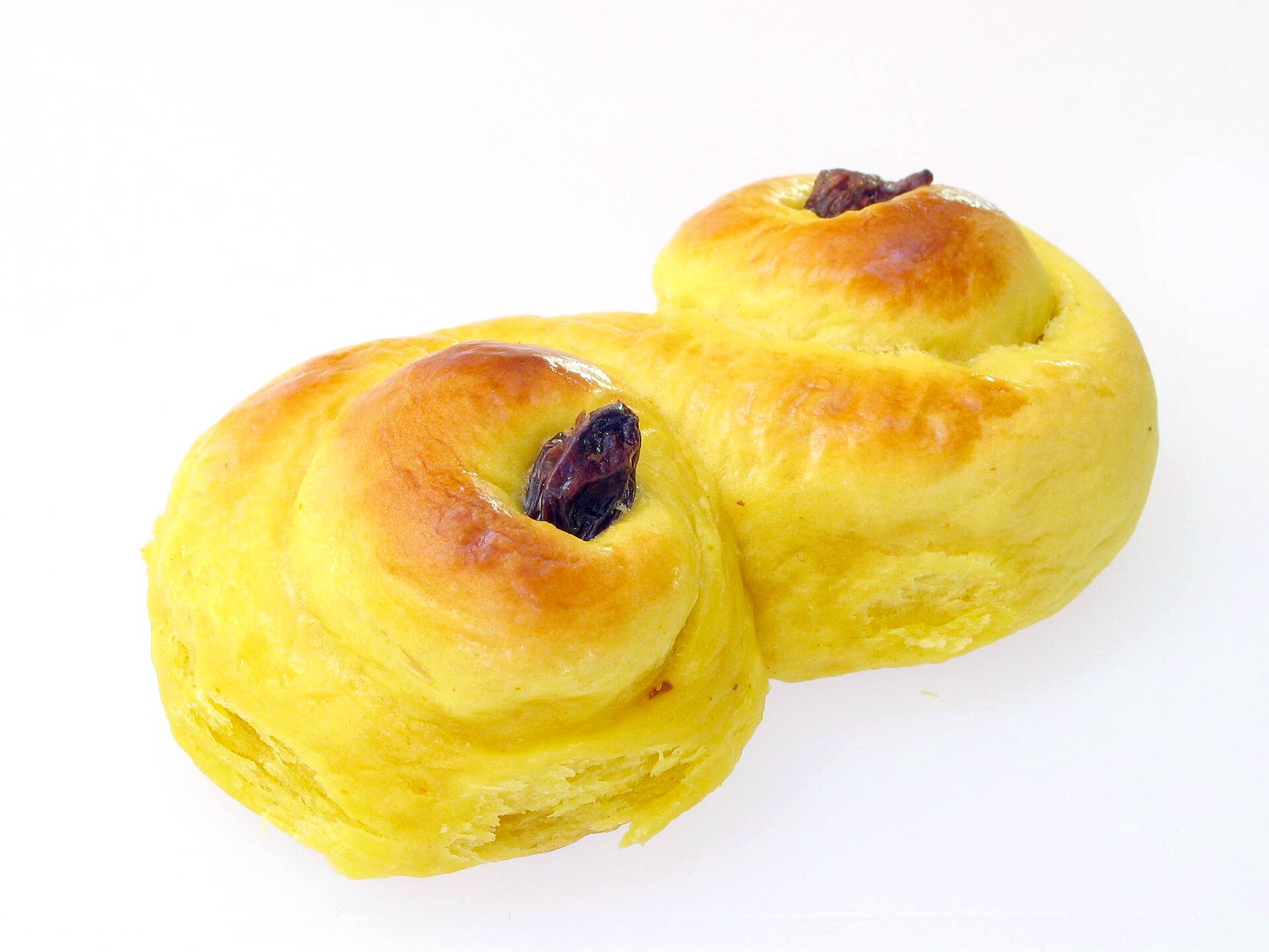 Lussekatter: gelbe Lussekatt aus Safranteig in S-Form mit zwei Rosinen