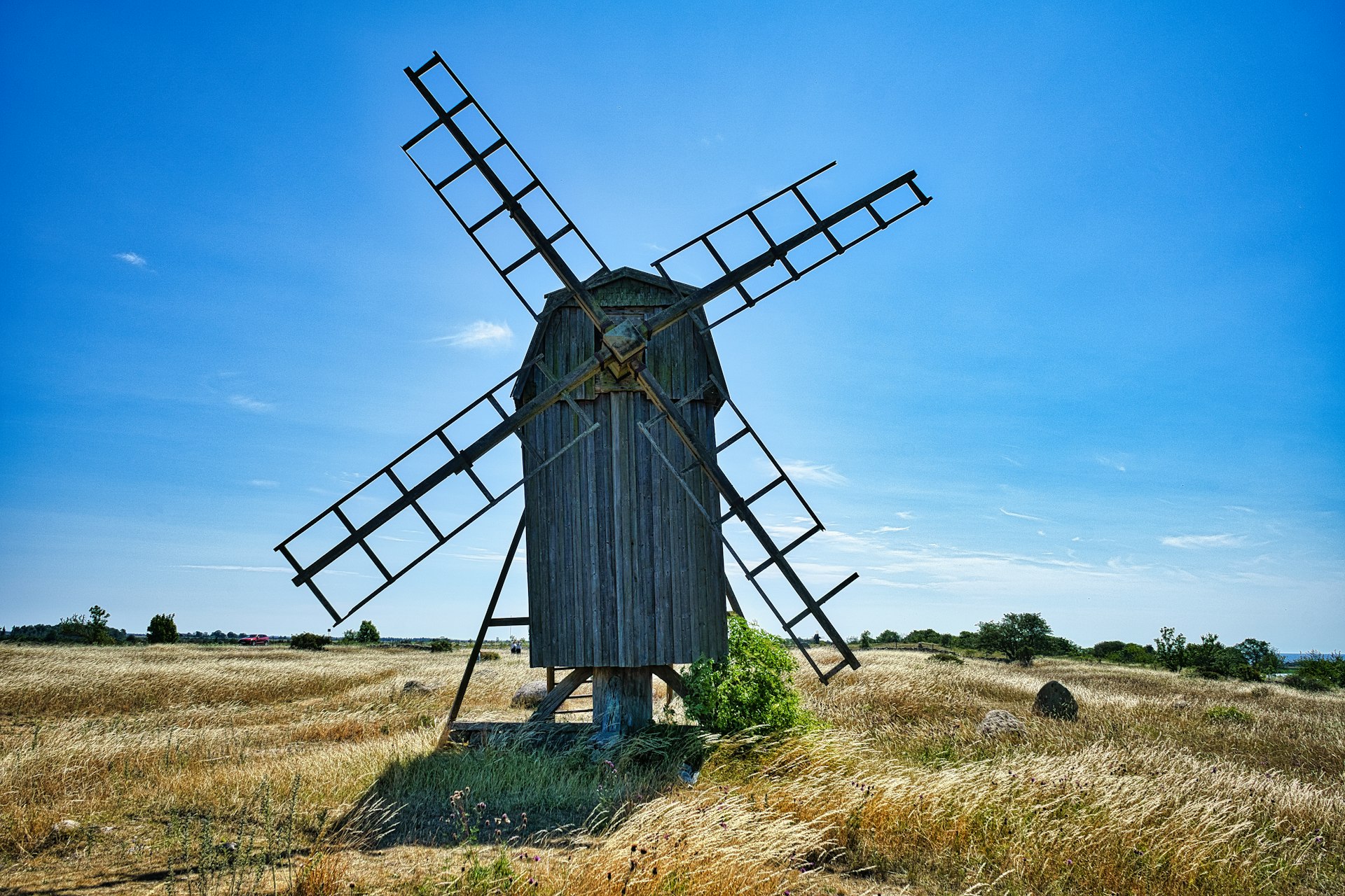 Hölzerne Bockwindmühle auf dem Alvar, typisches Motiv im Öland Urlaub