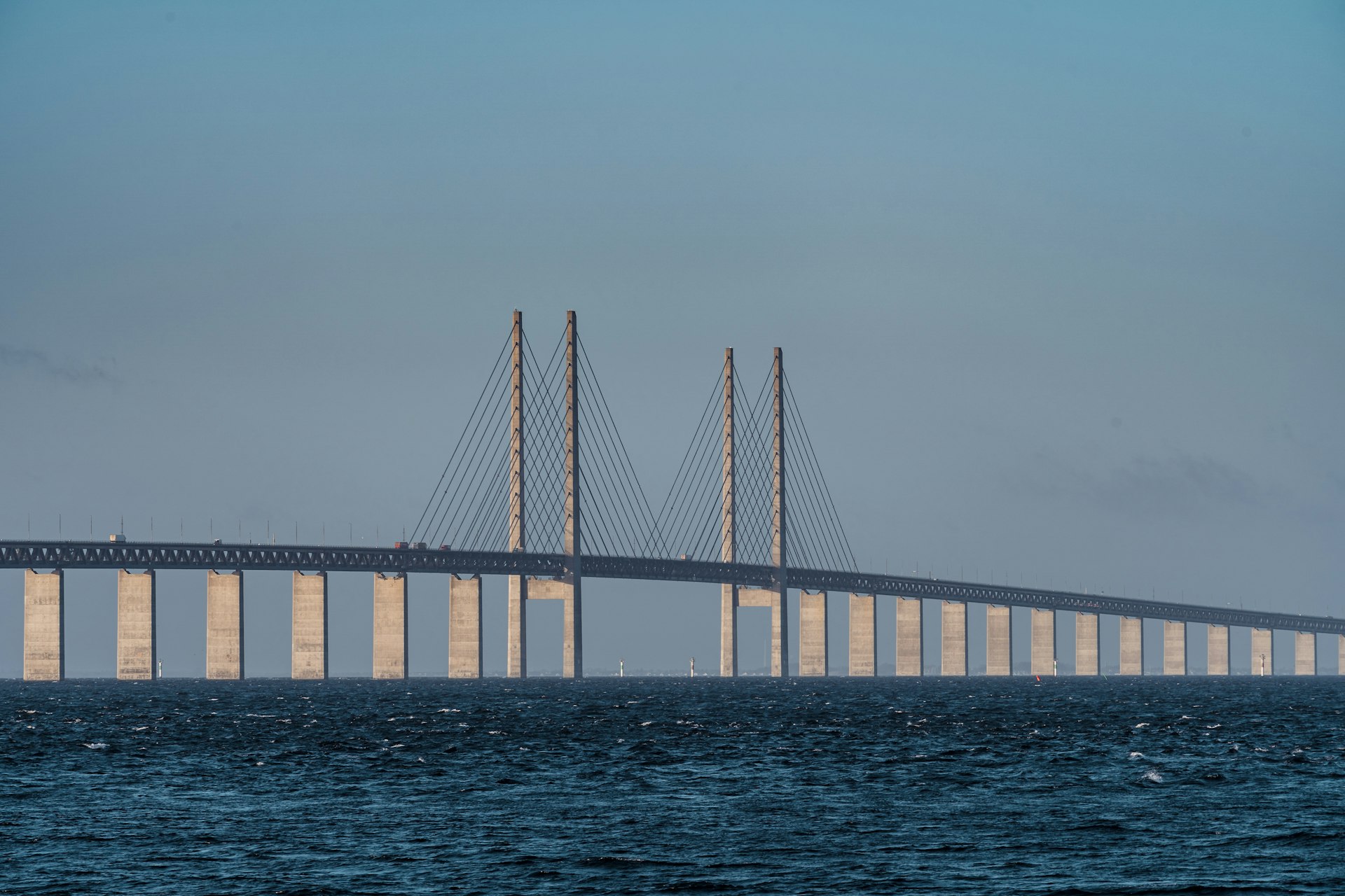 Öresundbrücke zwischen Malmö und Kopenhagen mit ihren Pylonen über dem Öresund