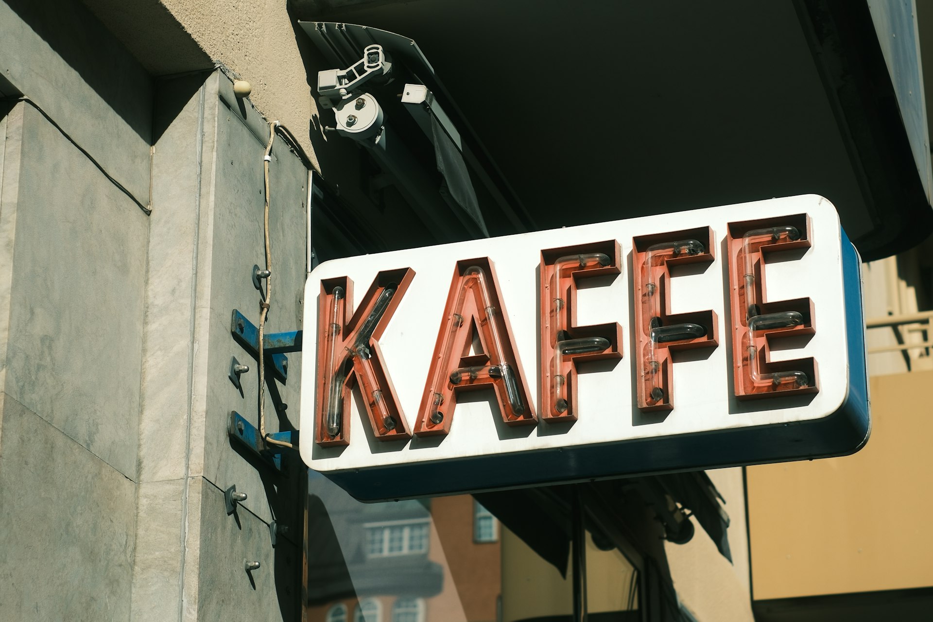 Leuchtschild mit der Aufschrift KAFFE in Stockholm, Hallo auf Schwedisch und die ersten Wörter für den Urlaub