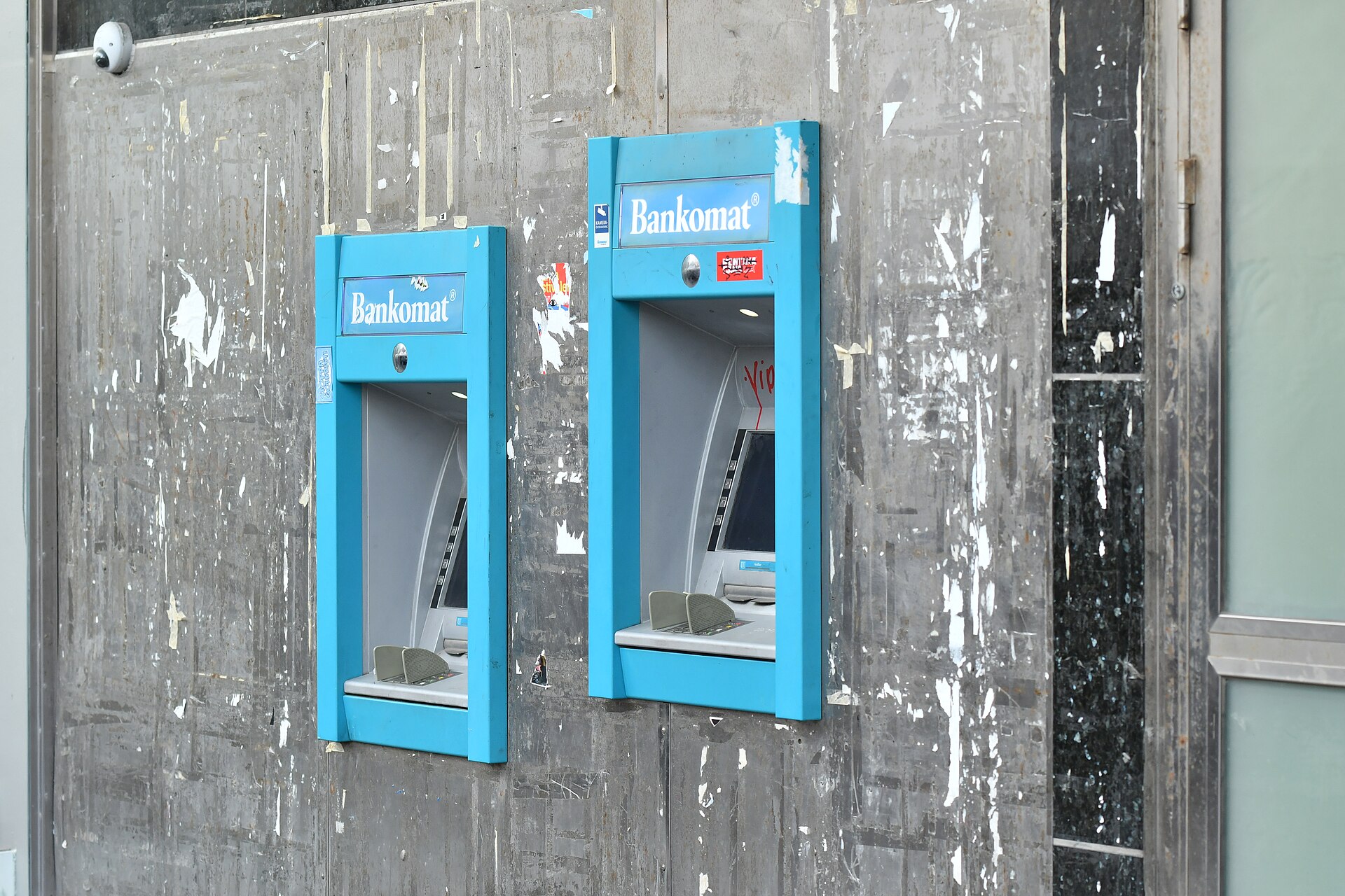 Schwedische Krone in Euro: zwei Bankomat-Geldautomaten an einer Hauswand in Malmö