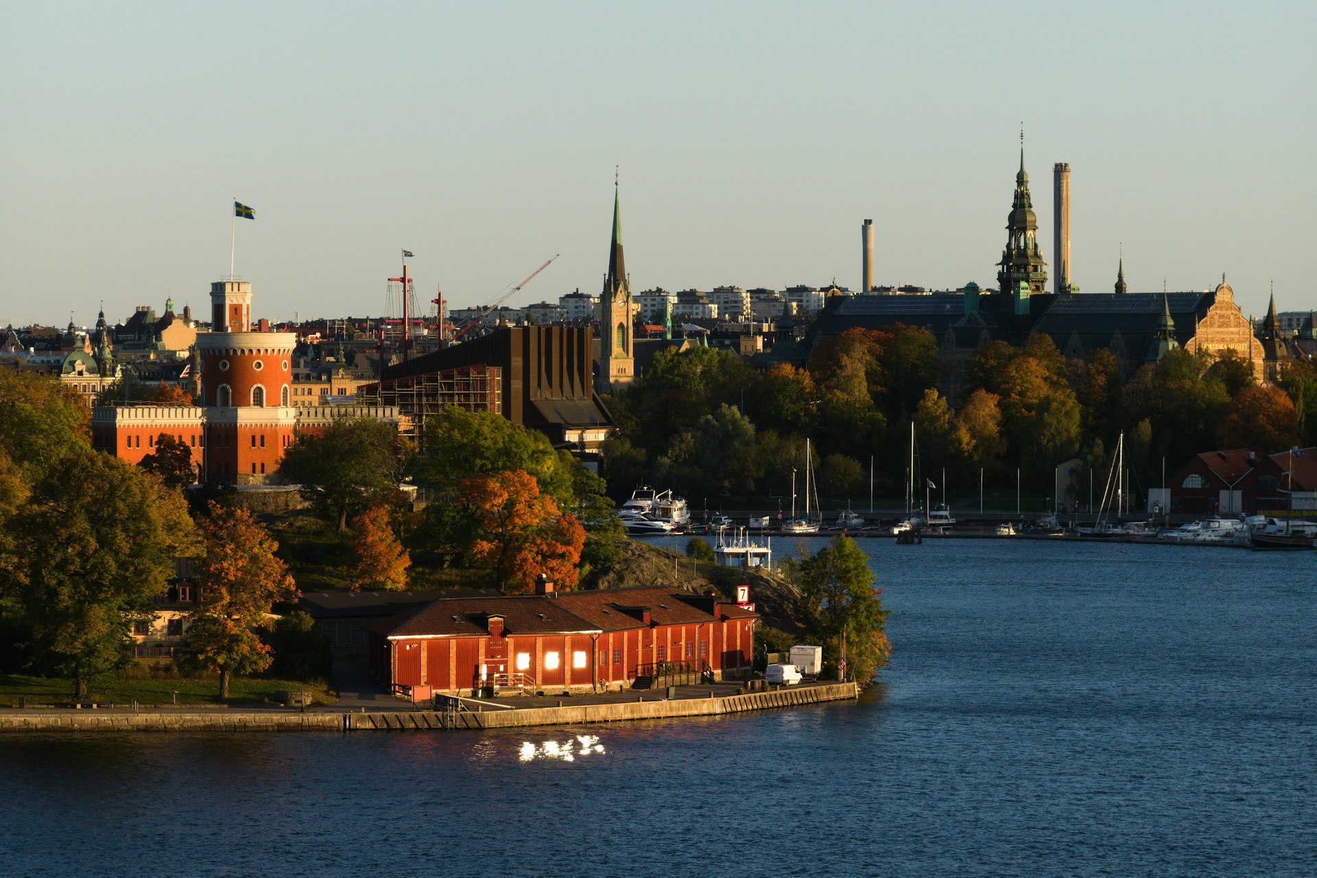 Stockholm Urlaub: Blick übers Wasser auf Kastellholmen, das Vasamuseum und das Nordiska museet auf Djurgården