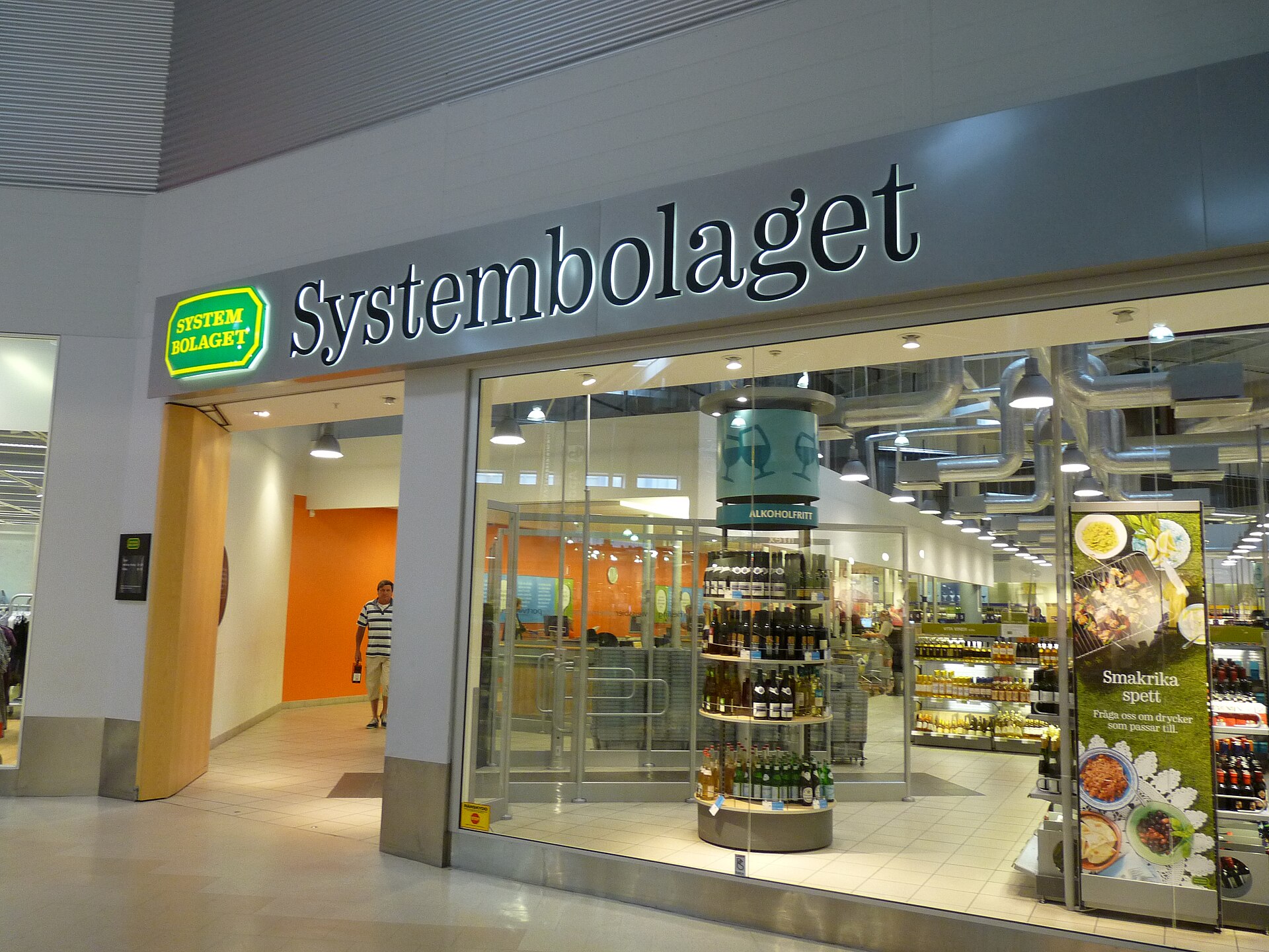 Systembolaget: Eingang einer Filiale im Einkaufszentrum Kungens Kurva bei Stockholm