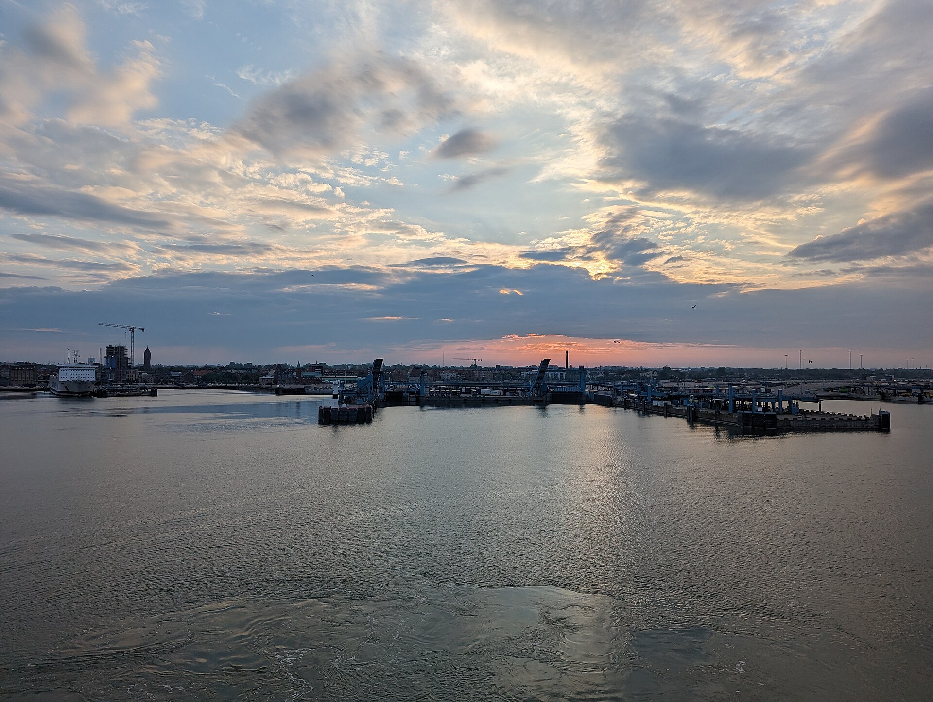 Trelleborg: Fährhafen mit Anlegern und Stadtsilhouette im Morgenlicht, von der Fähre aus gesehen
