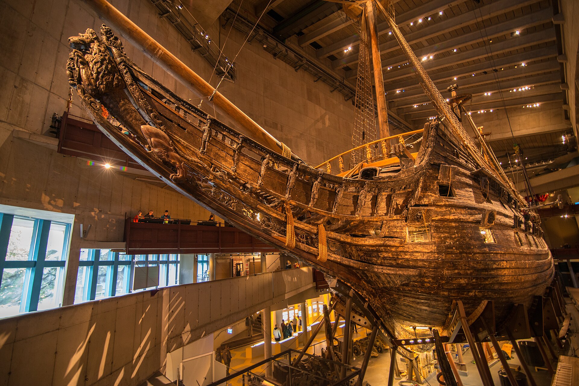Vasa-Museum Stockholm: das Kriegsschiff Vasa von 1628 mit dem Löwen am Bug in der Museumshalle