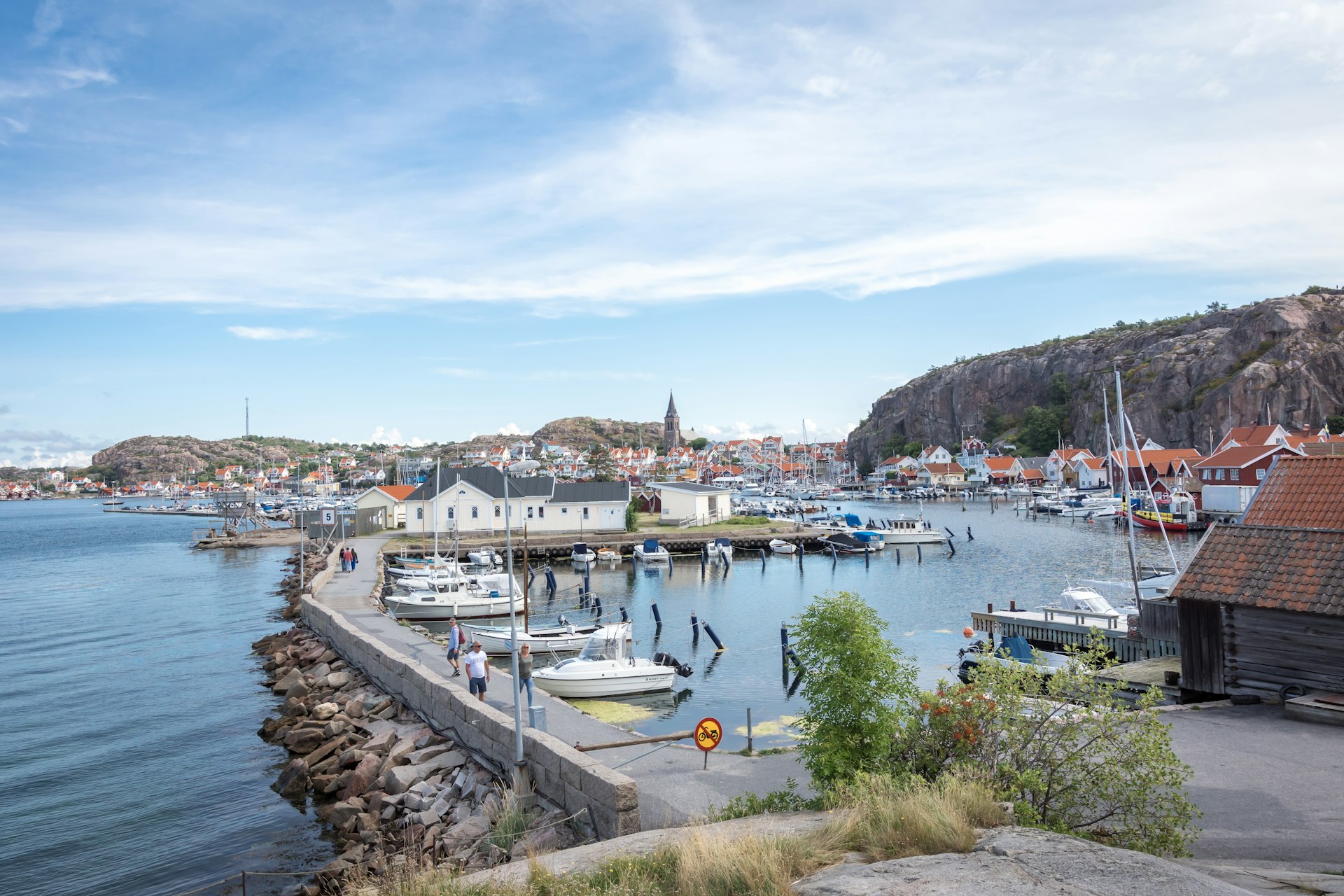Hafen von Fjällbacka unter dem Granitfelsen Vetteberget an der Westküste Schwedens in Bohuslän