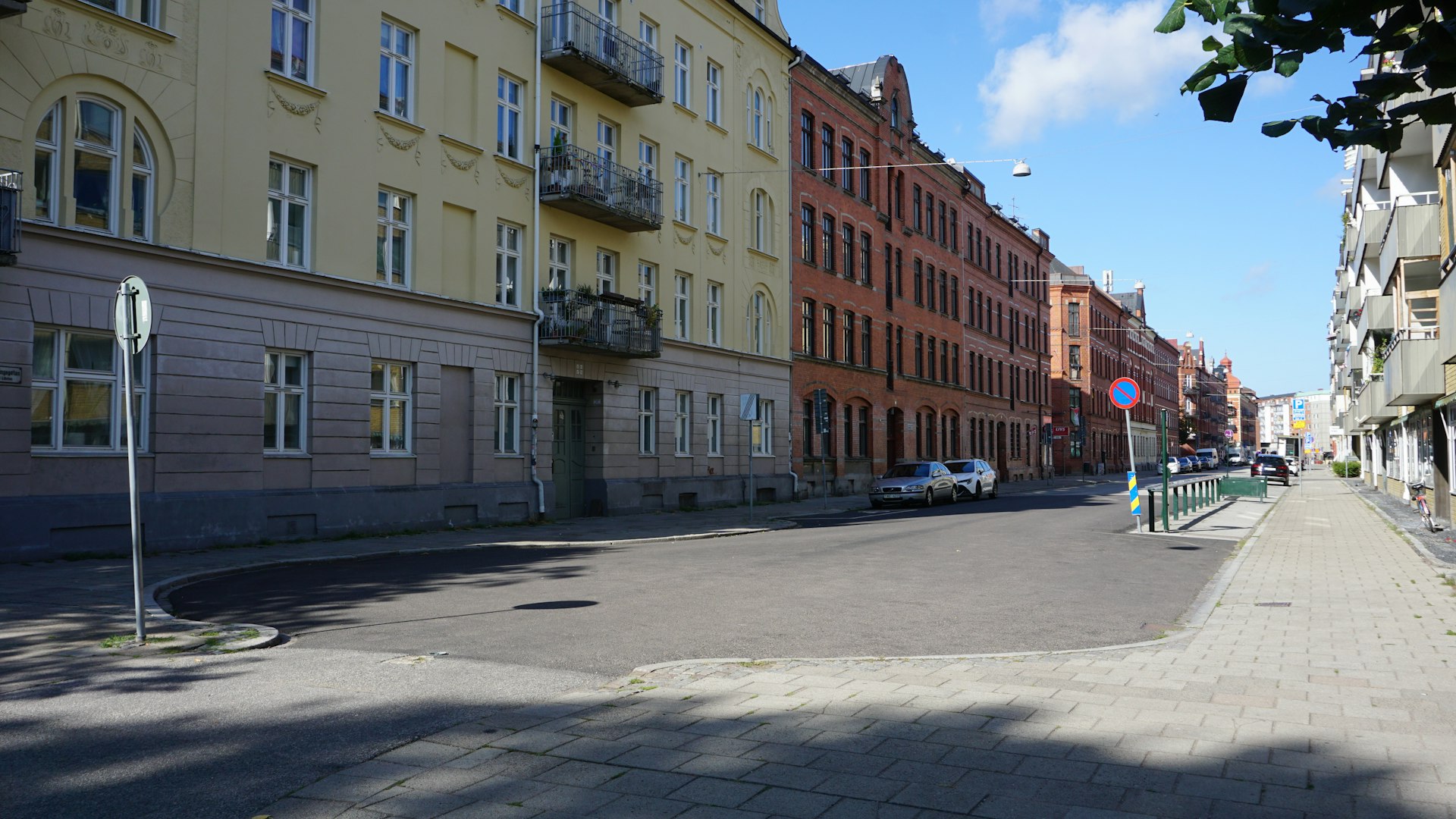 Wohnstraße in Malmö mit Mehrfamilienhäusern aus Backstein und Putz