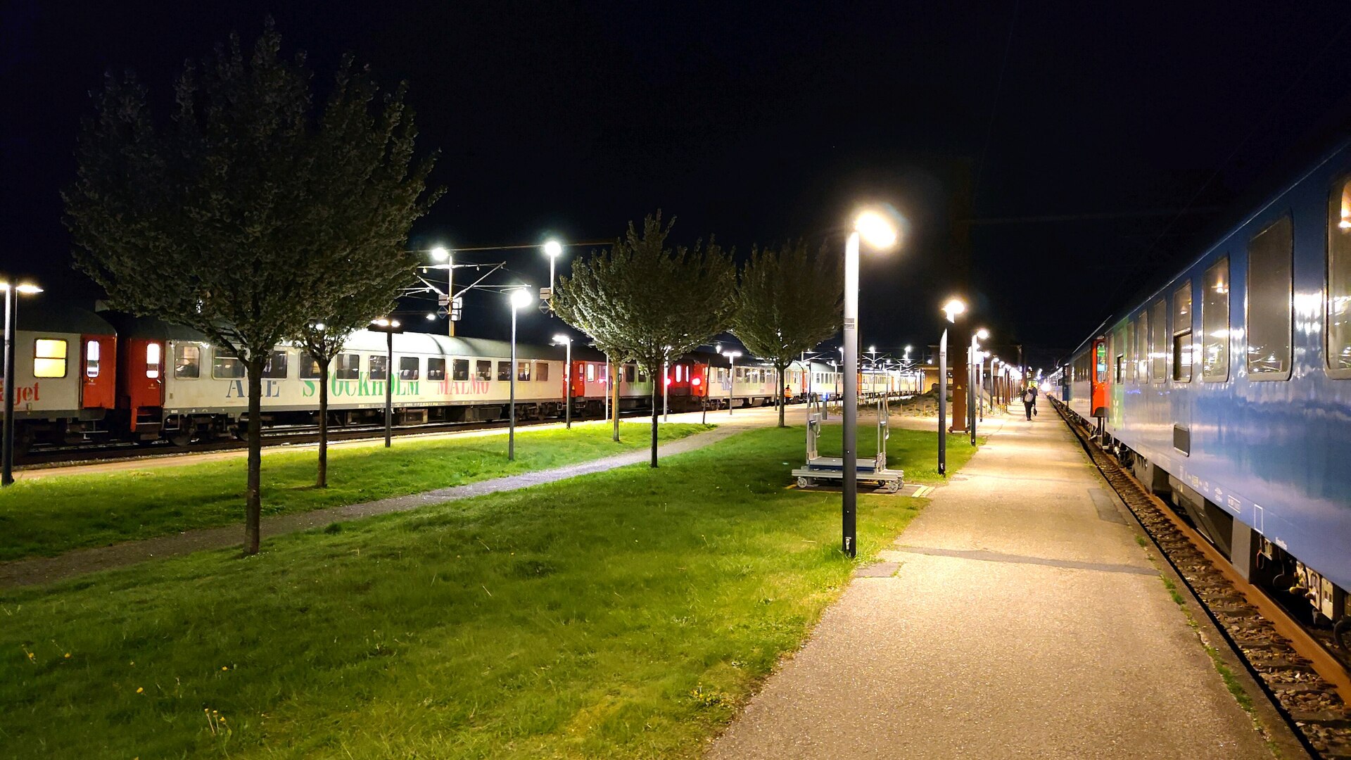 Zug nach Schweden: EuroNight nach Stockholm und Snälltåget nachts im Bahnhof Padborg an der deutsch-dänischen Grenze