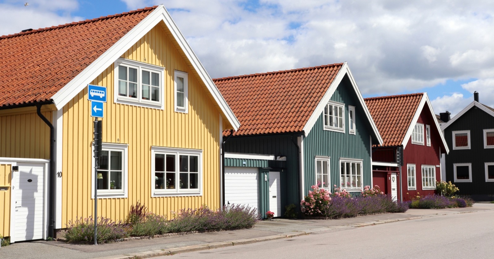 Nach Schweden auswandern: bunte Holzhäuser in einer Wohnstraße in Karlskrona
