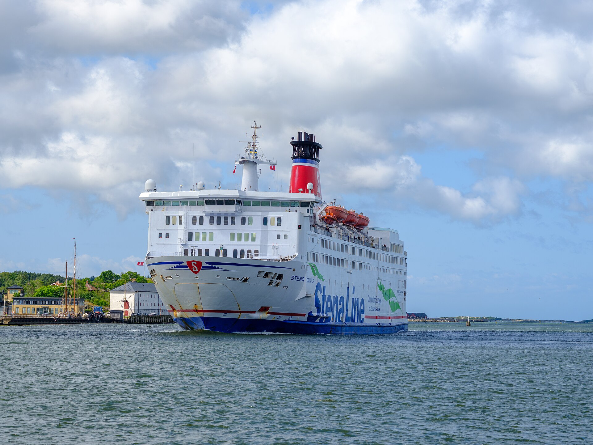 Fähre Frederikshavn Göteborg: die Stena Danica in der Einfahrt zum Göteborger Hafen, dahinter das Ufer mit alten Hafengebäuden