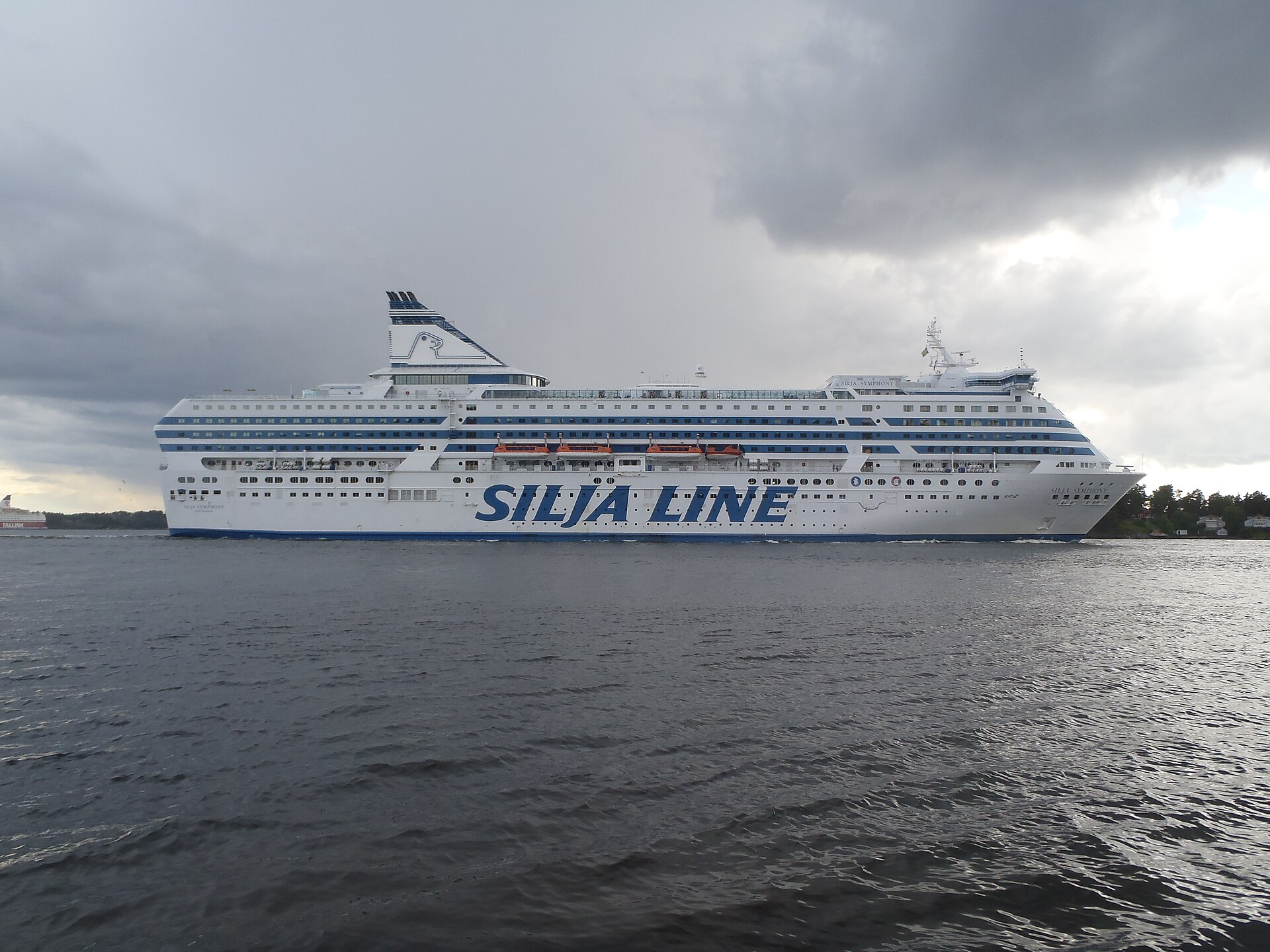 Fähre Stockholm Helsinki: die Silja Symphony von Tallink Silja bei der Einfahrt in den Oxdjupet in den Stockholmer Schären