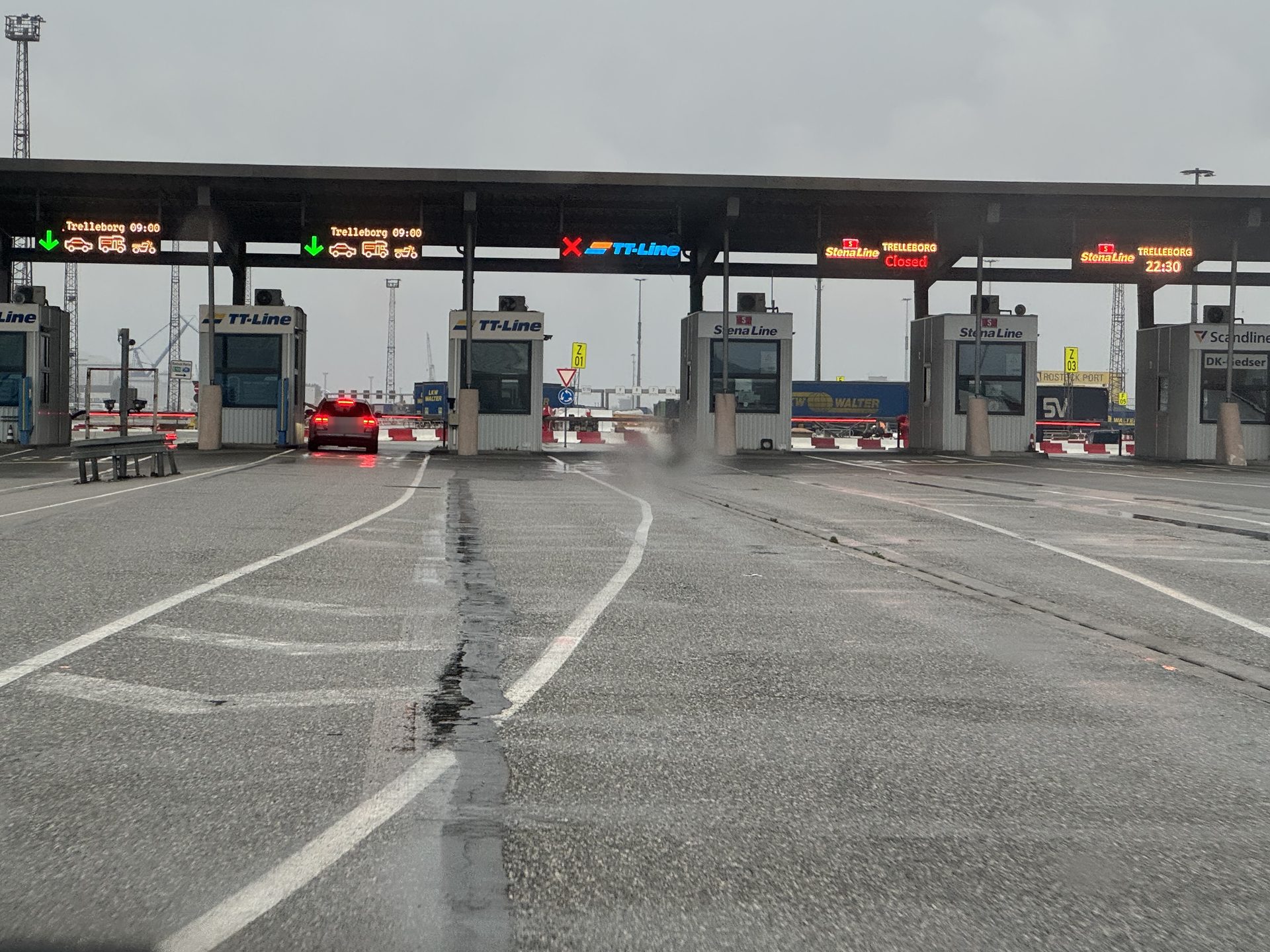 Check-in-Schalter im Fährhafen Rostock: Anzeigen „Trelleborg 09:00“ über den TT-Line-Spuren, daneben Stena Line und Scandlines