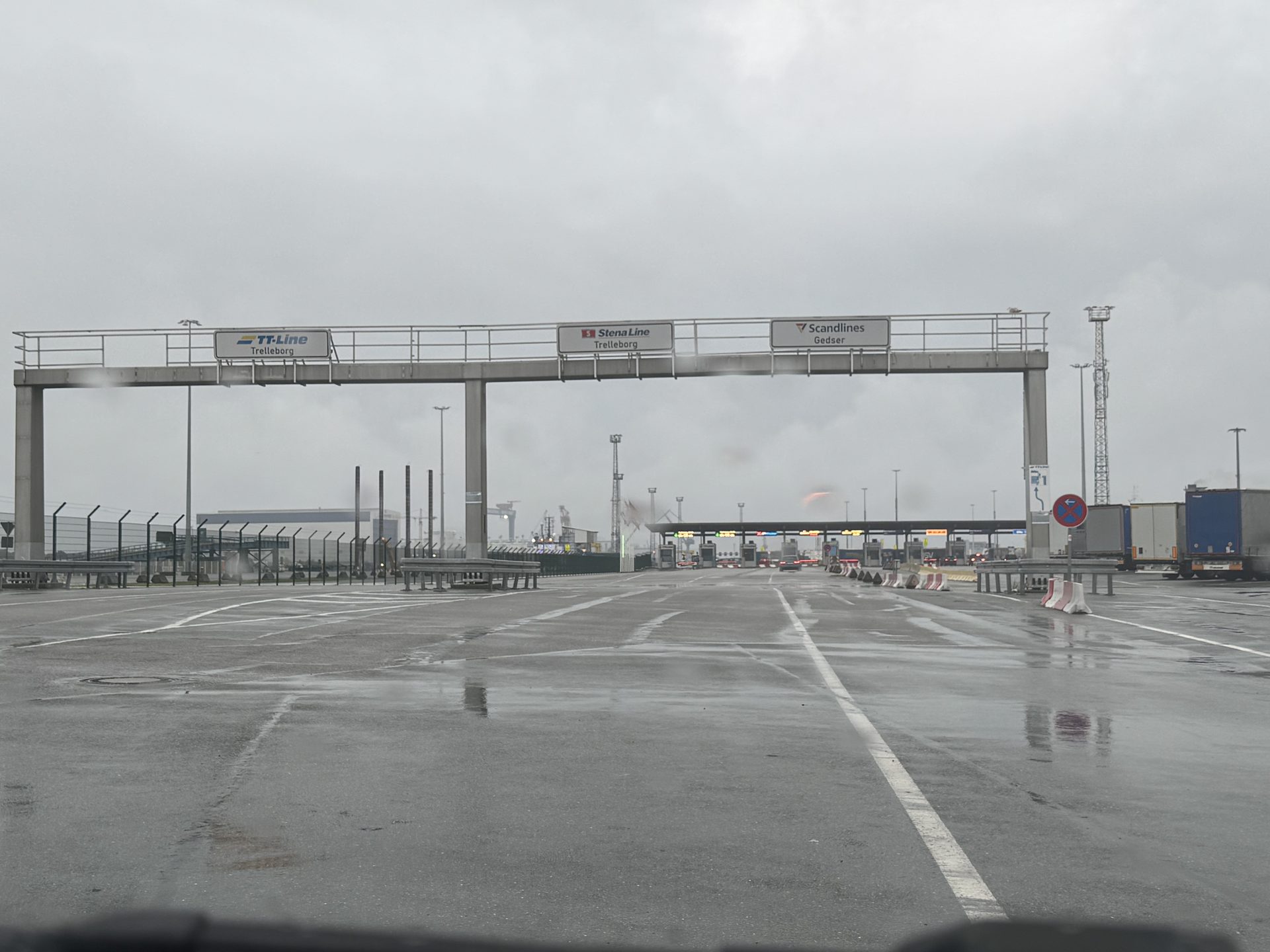 Einfahrt in den Fährhafen Rostock: Über den Spuren hängen die Schilder TT-Line Trelleborg, Stena Line Trelleborg und Scandlines Gedser