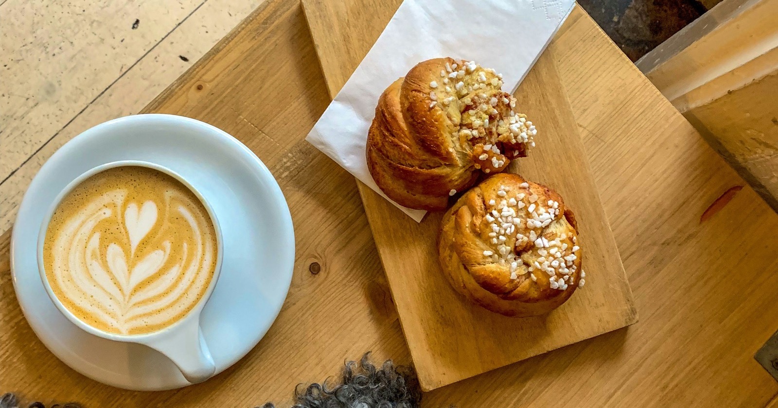 Schwedische Rezepte: Kanelbullar mit Perlzucker und Latte auf einem Fika-Tisch