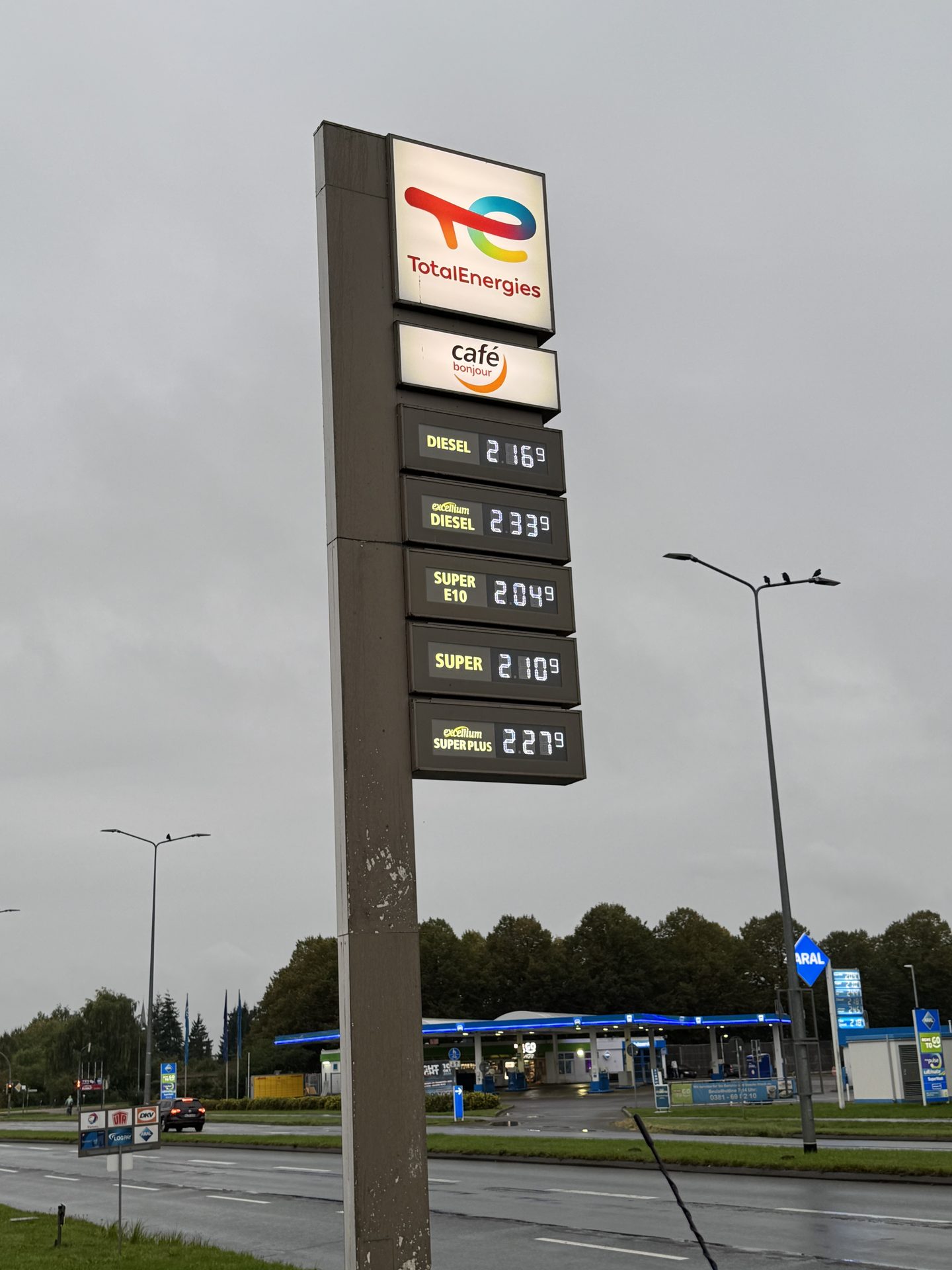 Preistafel einer TotalEnergies-Tankstelle in Rostock am 2. Oktober 2026: Diesel 2,169 Euro, Super E10 2,049 Euro, Super 2,109 Euro