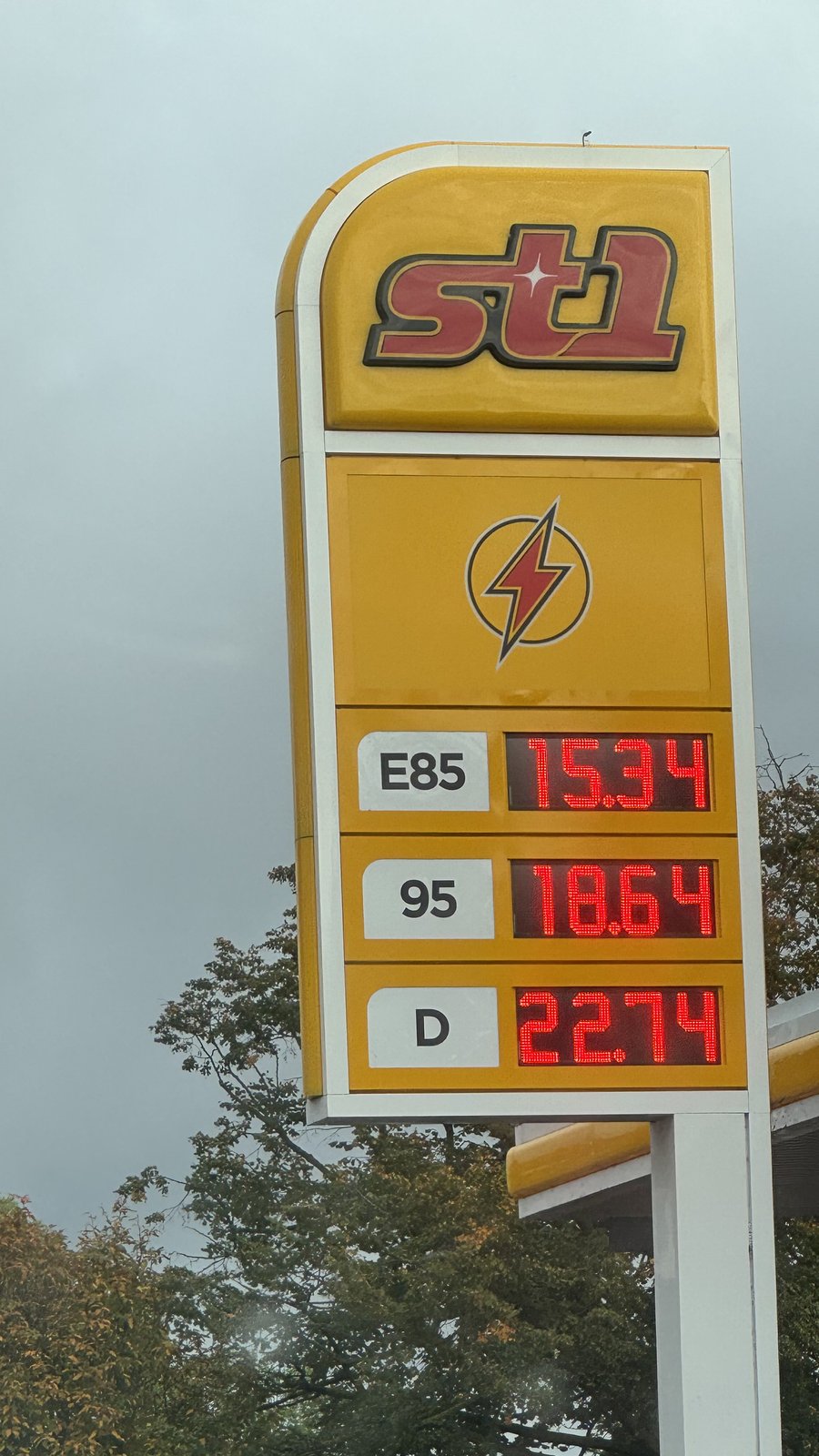 Preistafel der Tankstelle St1 in Trelleborg am 2. Oktober 2026: E85 15,34, Bensin 95 18,64 und Diesel 22,74 Kronen
