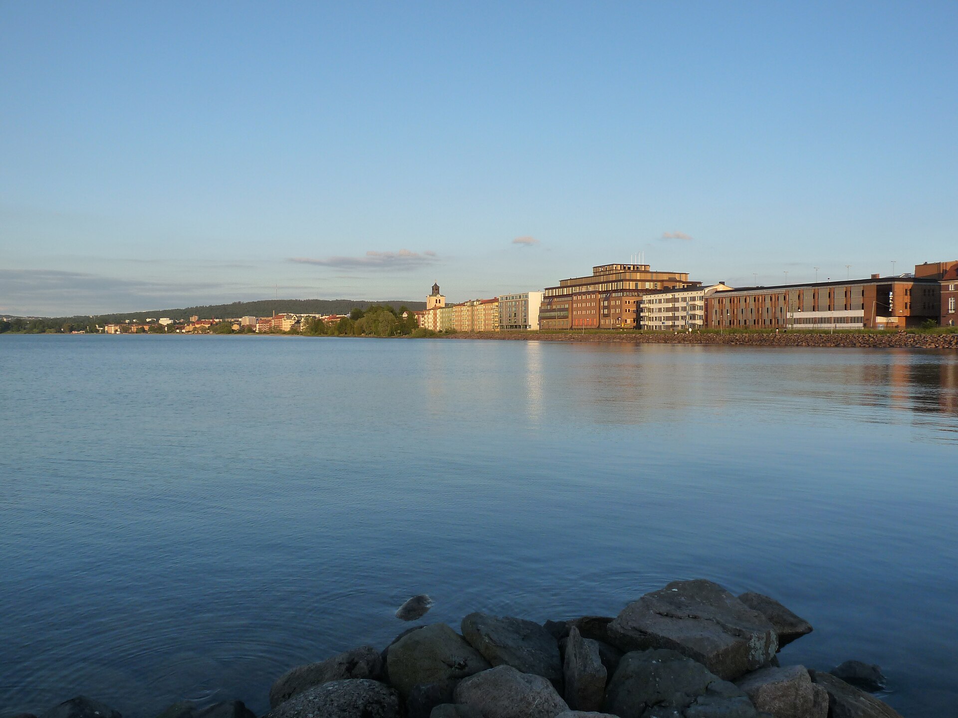 Abendlicht am Vättern mit Uferfront von Jönköping
