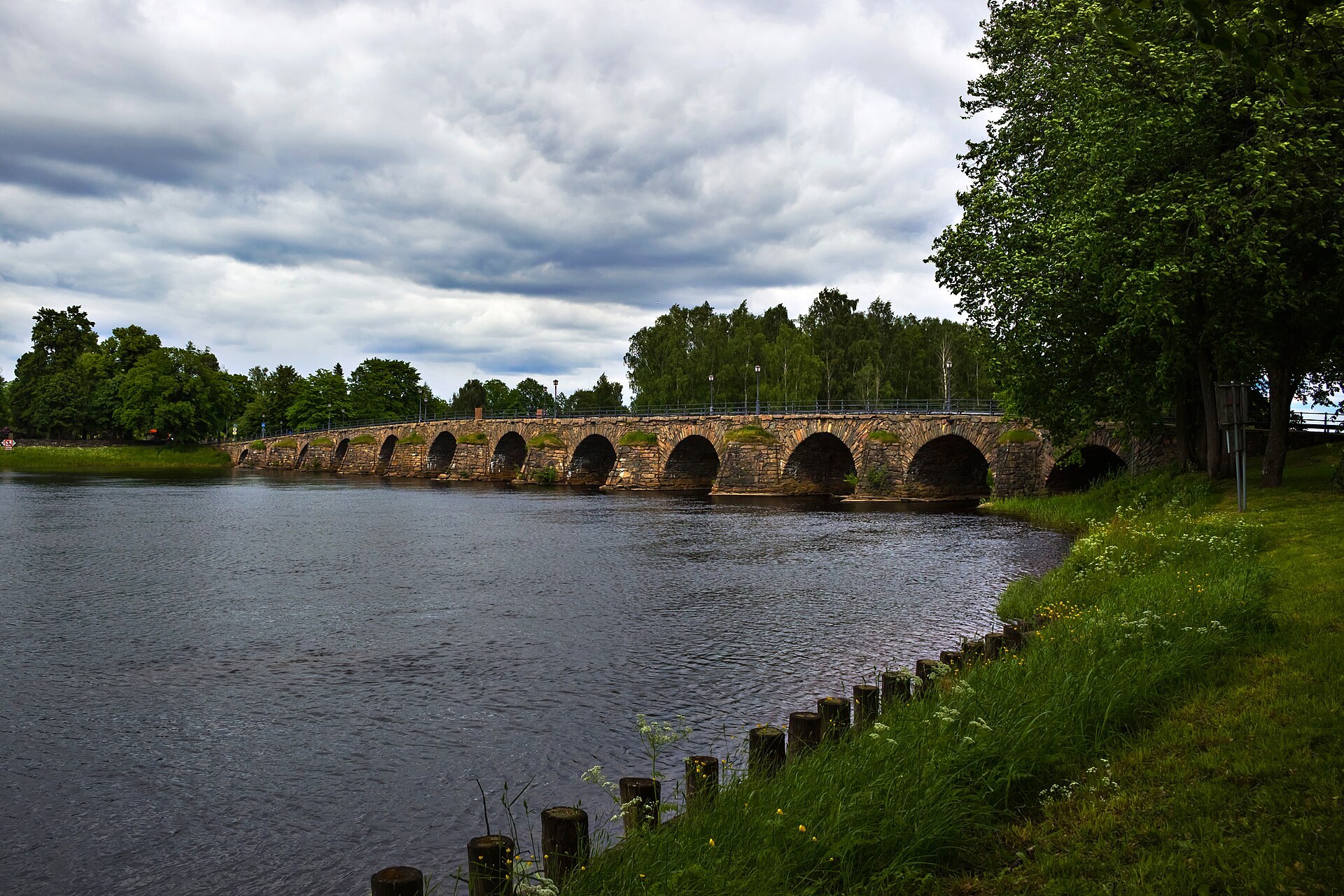 Die steinerne Bogenbrücke Östra bron über die Klarälven in Karlstad