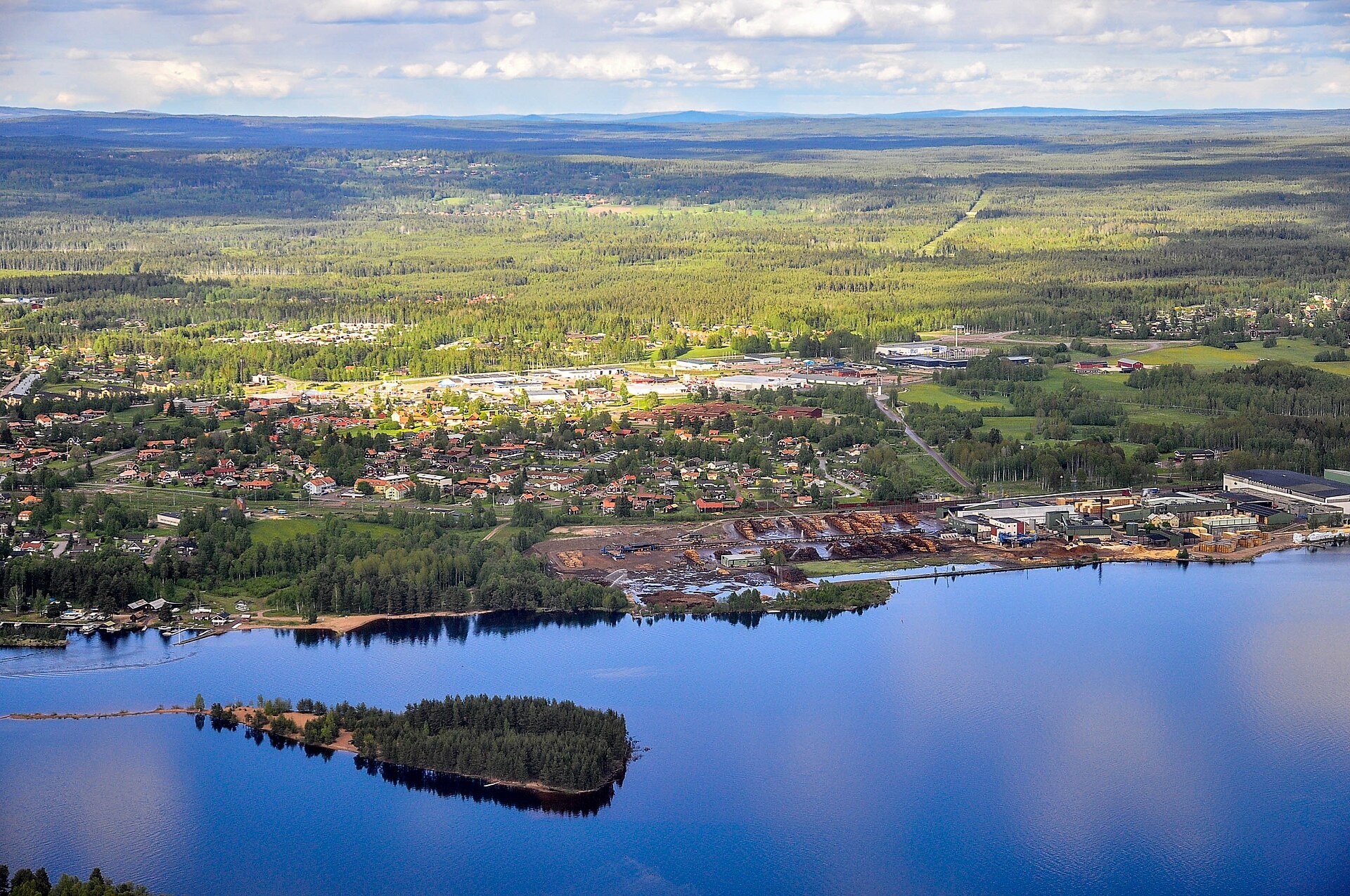 Luftbild von Mora in Dalarna mit dem Ort am Ufer des Sees und bewaldeter Landschaft