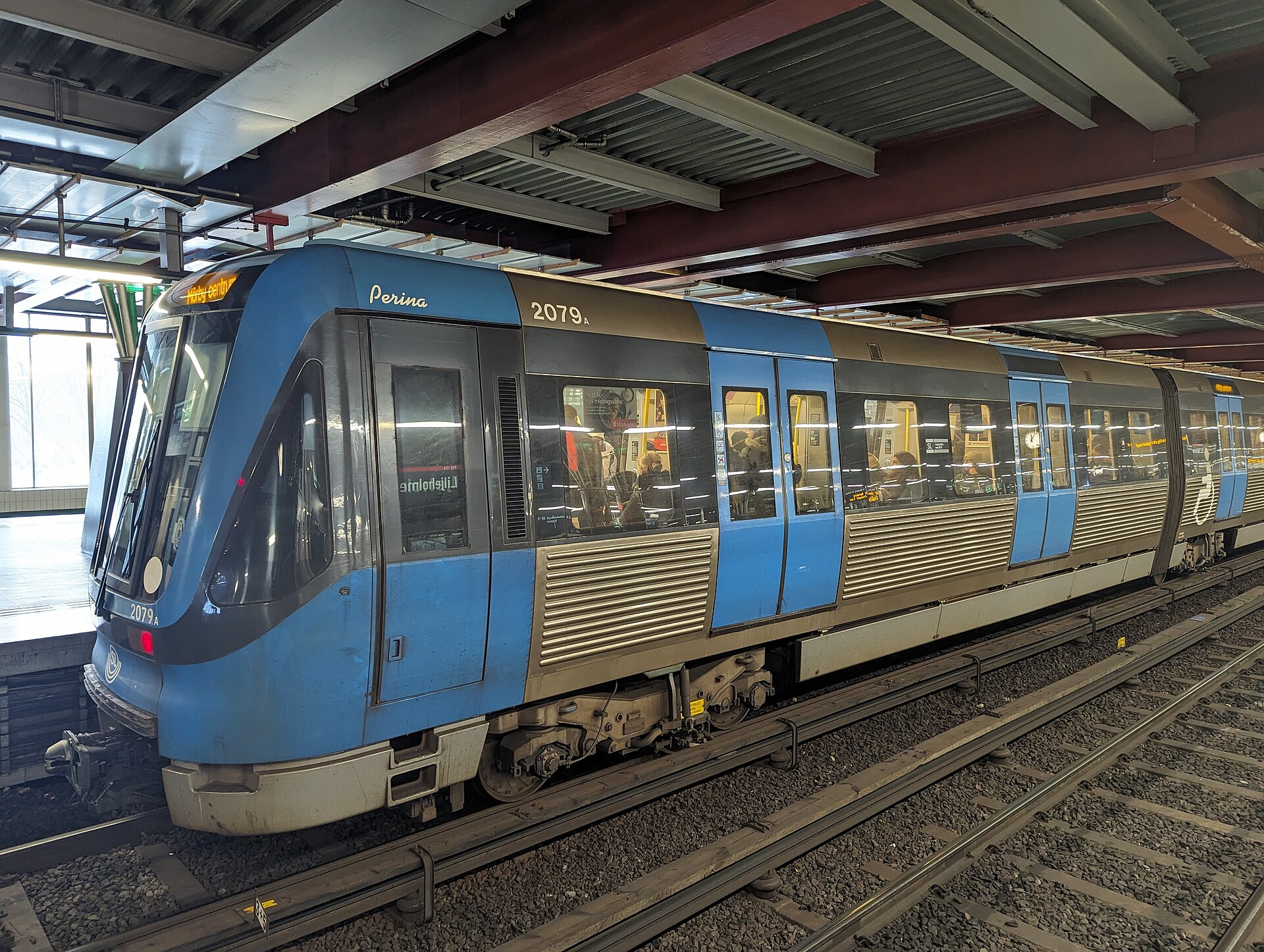 Blauer Zug der Stockholmer U-Bahn (Tunnelbana) an einem Bahnsteig