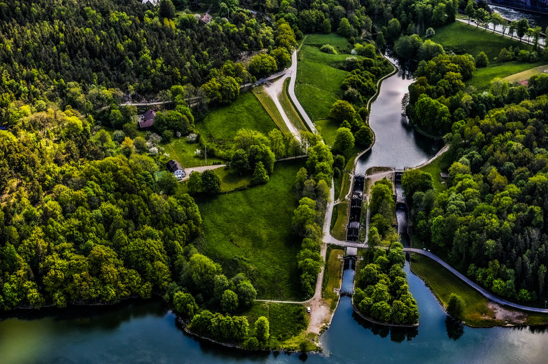 Luftbild der alten Schleusen des Trollhätte-Kanals in Trollhättan zwischen grünem Wald und Wasser