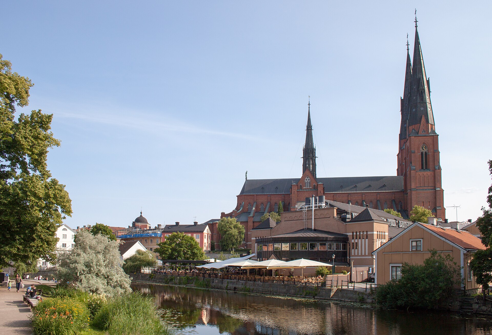 Uppsala Domkirche mit Doppelturm am Ufer der Fyrisån