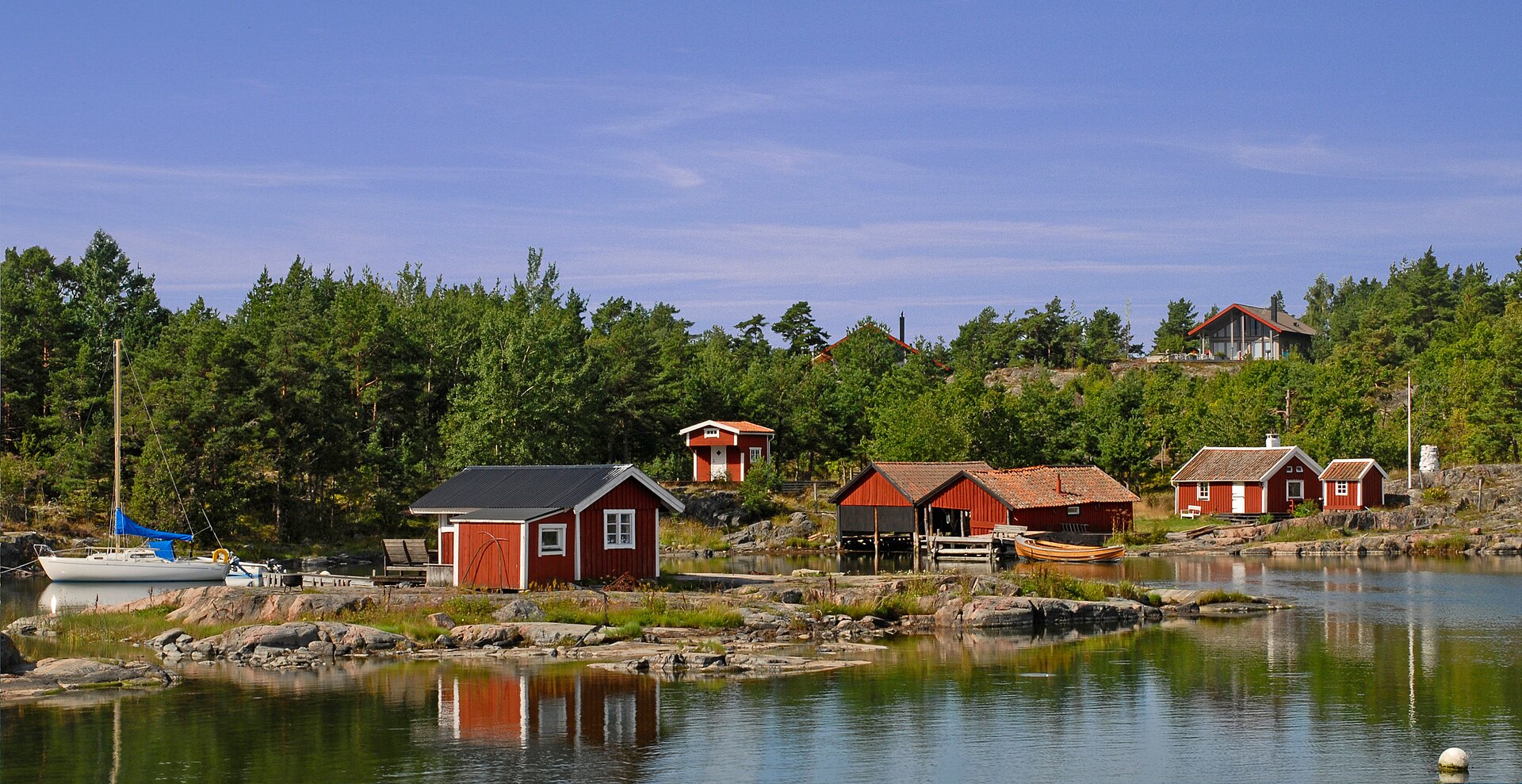 Rote Hütten und Stege im Schärengarten bei Västervik